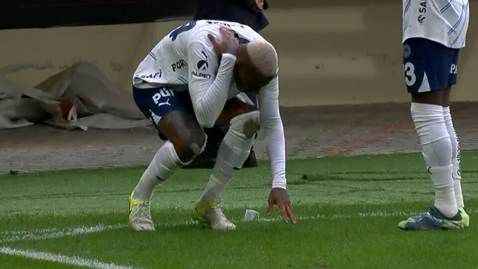 Fenerbahçe maçında akıl almaz olay! Anderson Talisca bir anda yerde kaldı Fenerbahçe maçında akıl almaz olay! Anderson Talisca bir anda yerde kaldı - 1. Resim