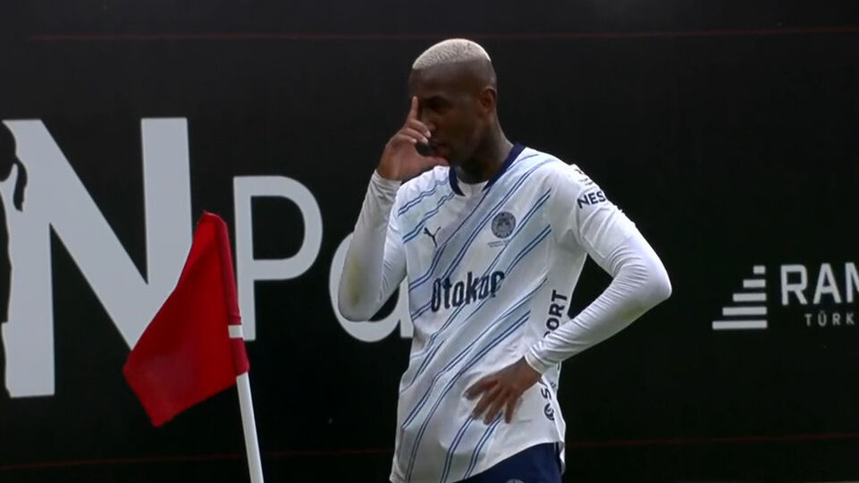 Fenerbahçe maçında akıl almaz olay! Anderson Talisca bir anda yerde kaldı Fenerbahçe maçında akıl almaz olay! Anderson Talisca bir anda yerde kaldı - 2. Resim