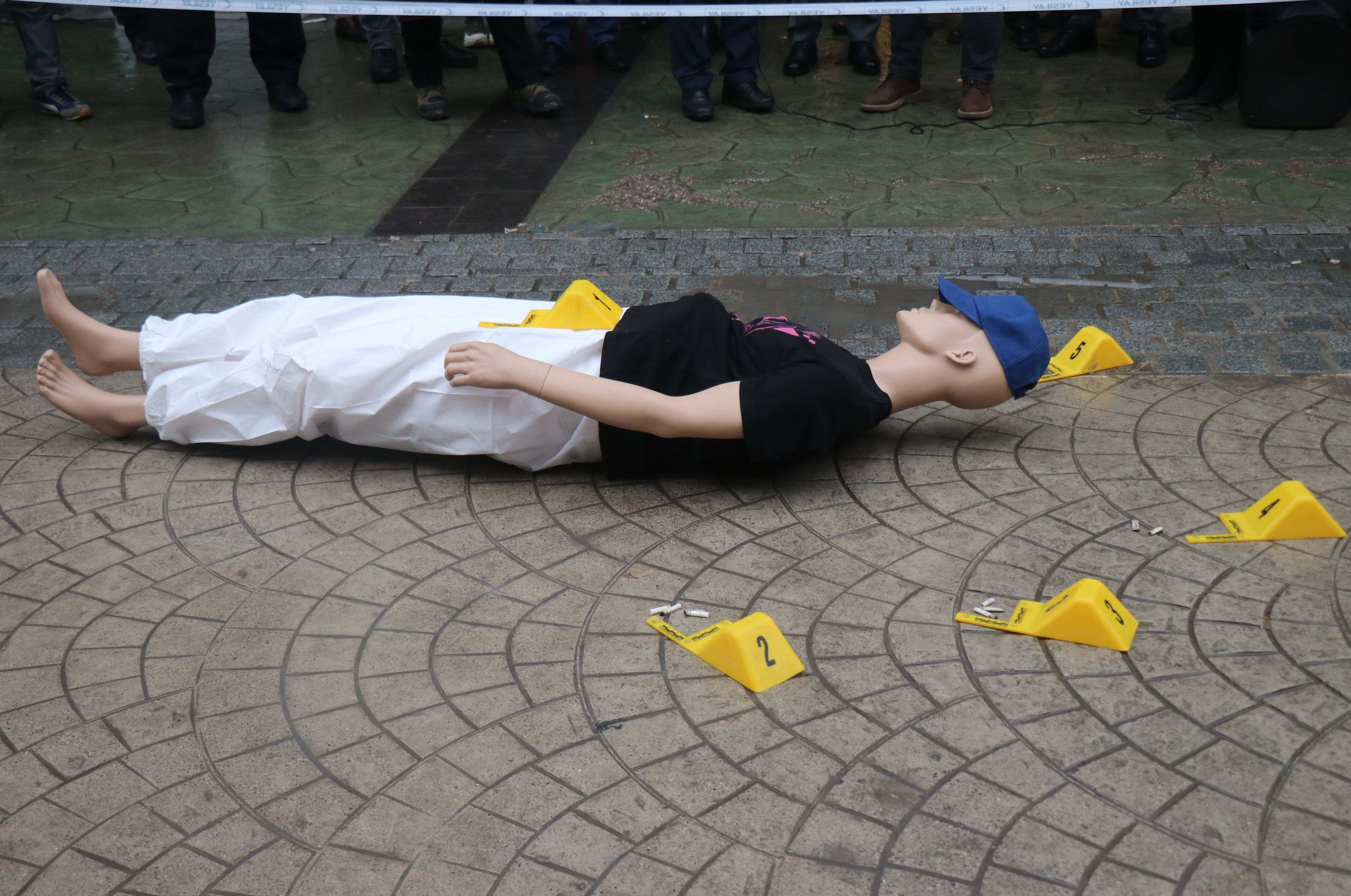 Film sahnelerini aratmayan olay! 'Kalp krizi' geçiren cansız mankeni merakla izlediler Film sahnelerini aratmayan tatbikat! 'Kalp krizi' geçiren cansız mankeni görünce hayrete düştüler - 1. Resim