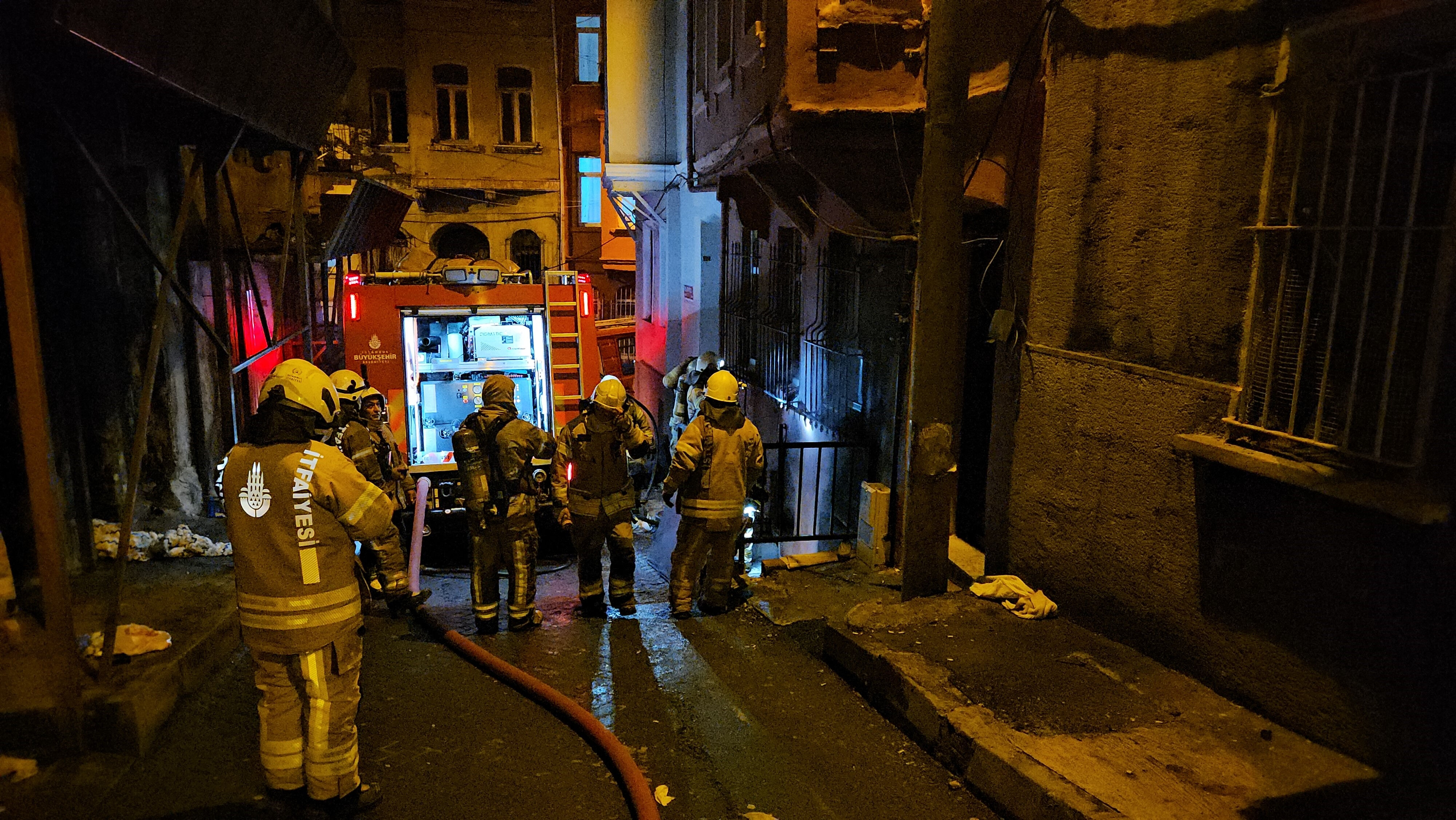 İstanbul'da elektrikli soba faciası! Beyoğlu'nda yanan daire kullanılmaz halde İstanbul'da elektrikli soba faciası! Beyoğlu'nda yanan daire kullanılmaz halde - 1. Resim