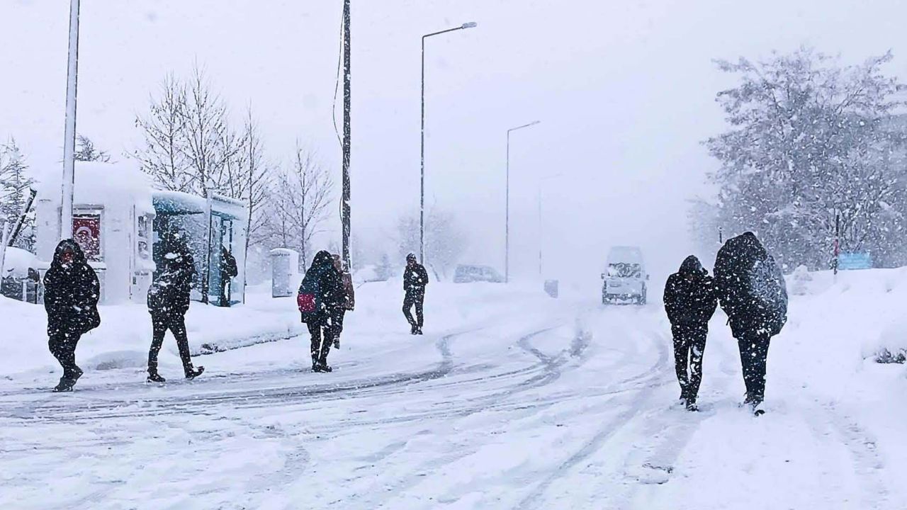 İstanbul&#039;da yarın okullar tatil mi? İstanbul&#039;da kar yağışı başladı!