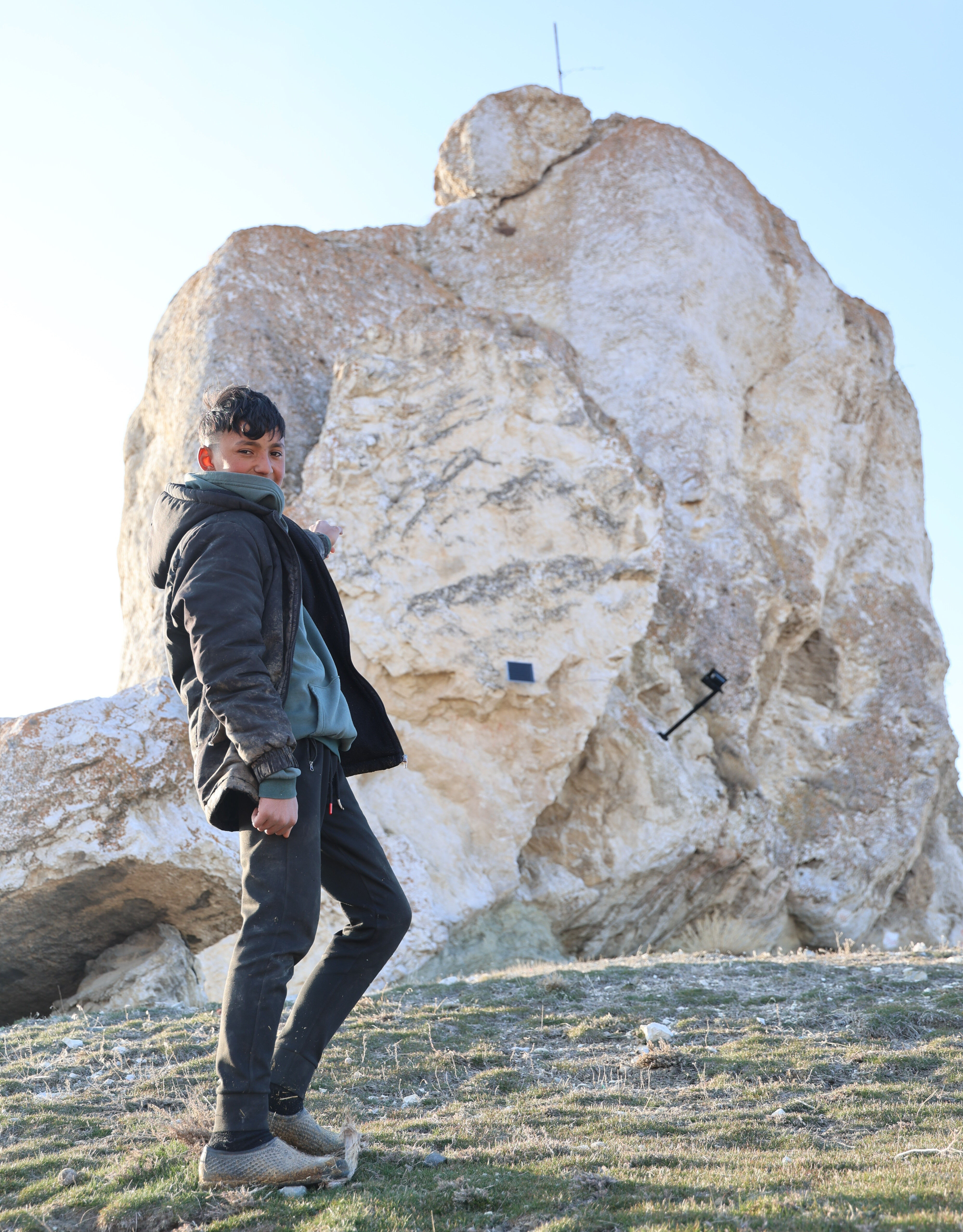 Köyün üzerinde devasa kaya parçası! Hakkındaki efsaneler dilden dile dolaşıyor - 2. Resim