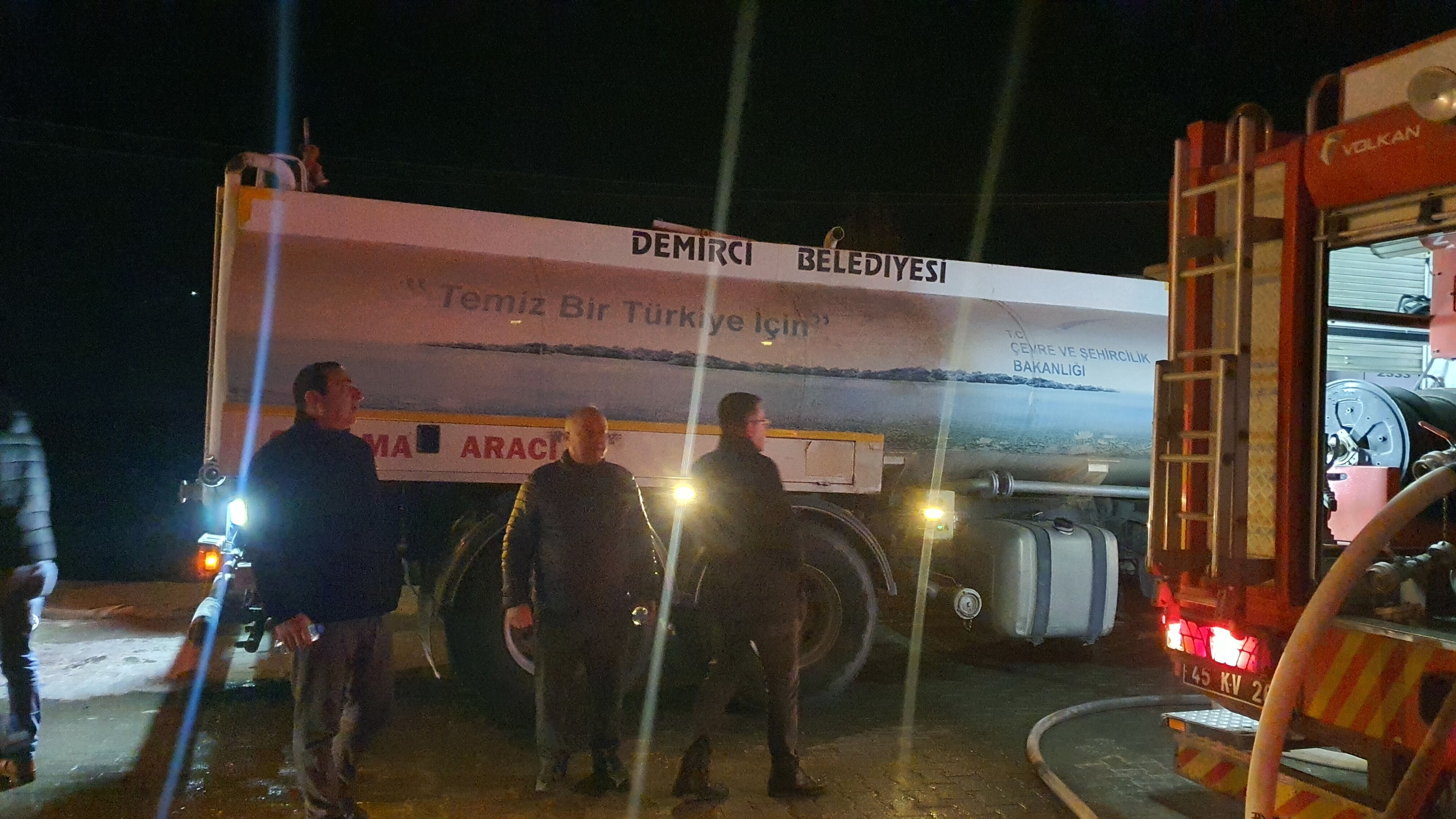 Manisa'da korkutan fabrika yangını! Alevler geceyi aydınlattı - 2. Resim