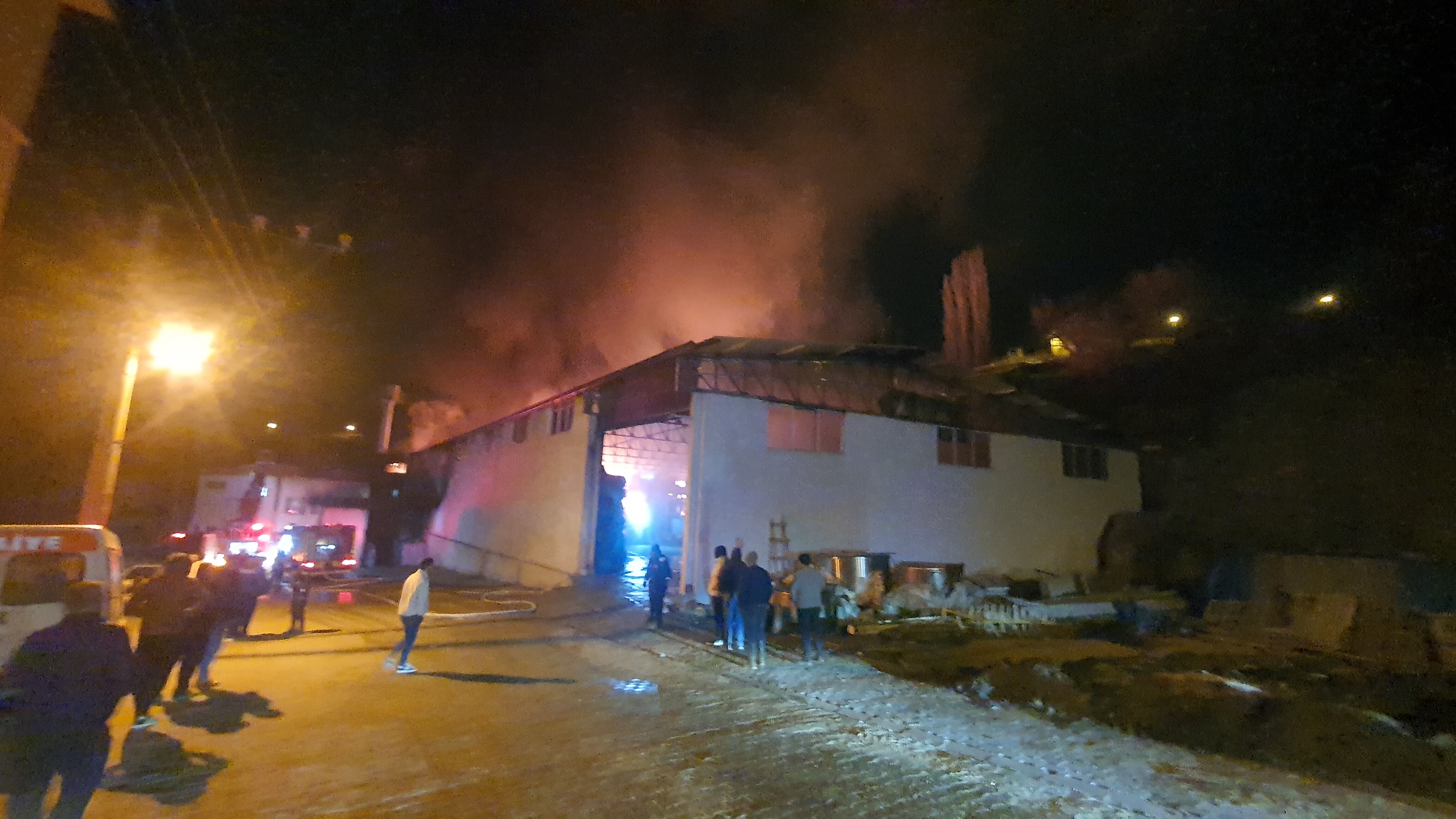 Manisa'da korkutan fabrika yangını! Alevler geceyi aydınlattı - 1. Resim