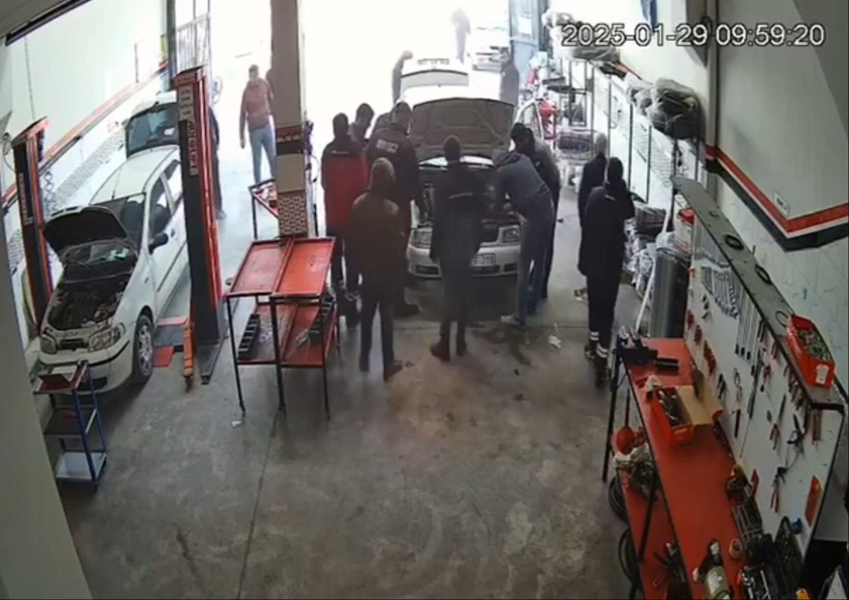 Oto sanayide korkutan anlar: Birdenbire patlayan araçtan saniyelerle kurtuldu! O anlar kamerada - 2. Resim