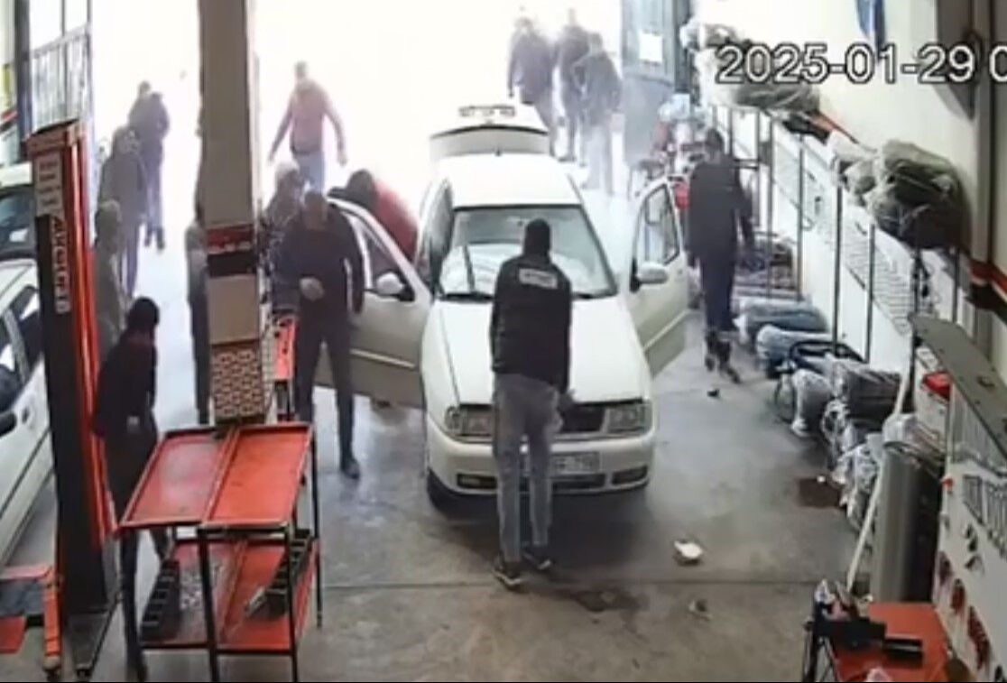 Oto sanayide korkutan anlar: Birdenbire patlayan araçtan saniyelerle kurtuldu! O anlar kamerada - 1. Resim