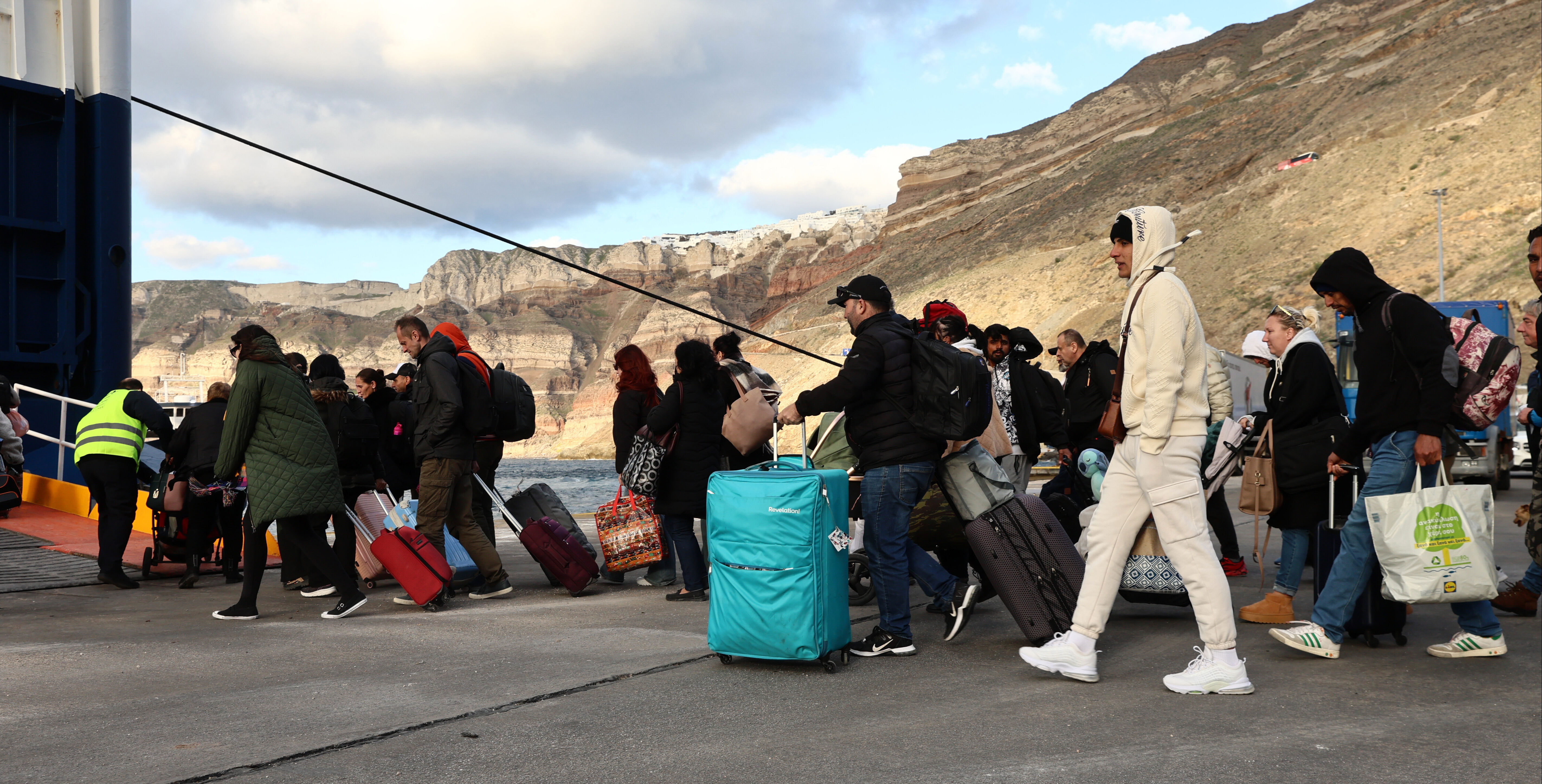 Santorini'de önlemler artırılıyor! Ek sismograflar yerleştirildi, lojistik merkez oluşturuldu - 1. Resim