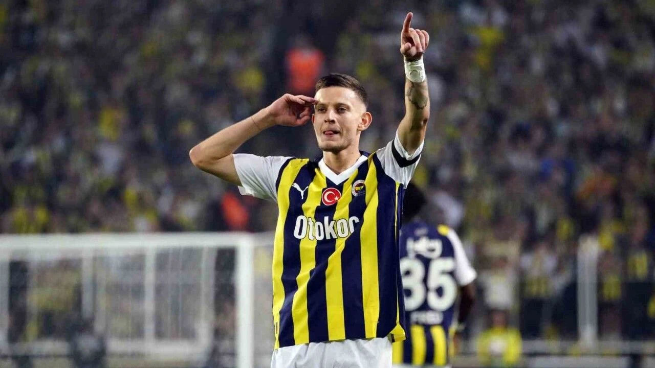 Sebastian Szymanski, Fenerbahçe'nin tarihine geçti! Yıldız oyuncu 4000. golü attı Sebastian Szymanski, Fenerbahçe'nin tarihine geçti! Yıldız oyuncu 4000. golü attı - 1. Resim