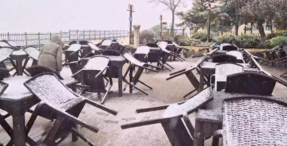 Silivri'de kar başladı! İnsanlar sokaklara döküldü, her yer beyaza büründü Silivri'de kar başladı! İnsanlar sokaklara döküldü, her yer beyaza büründü - 3. Resim