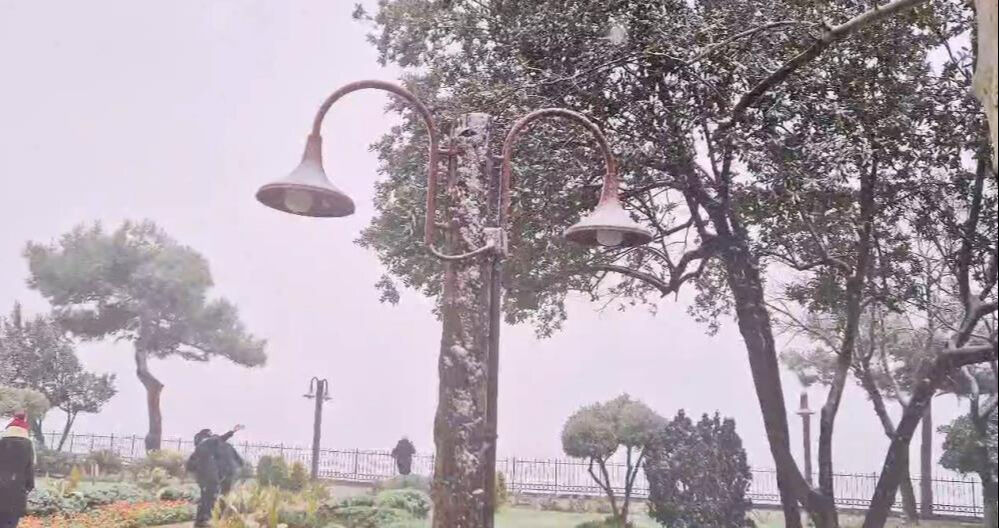 Silivri'de kar başladı! İnsanlar sokaklara döküldü, her yer beyaza büründü Silivri'de kar başladı! İnsanlar sokaklara döküldü, her yer beyaza büründü - 2. Resim