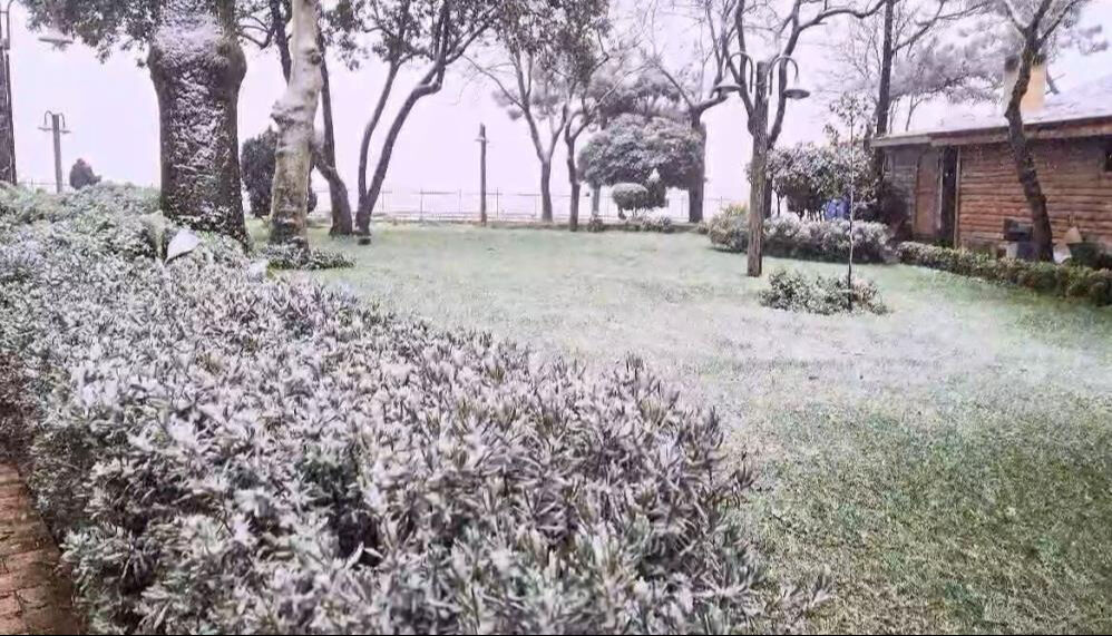 Silivri'de kar başladı! İnsanlar sokaklara döküldü, her yer beyaza büründü Silivri'de kar başladı! İnsanlar sokaklara döküldü, her yer beyaza büründü - 1. Resim