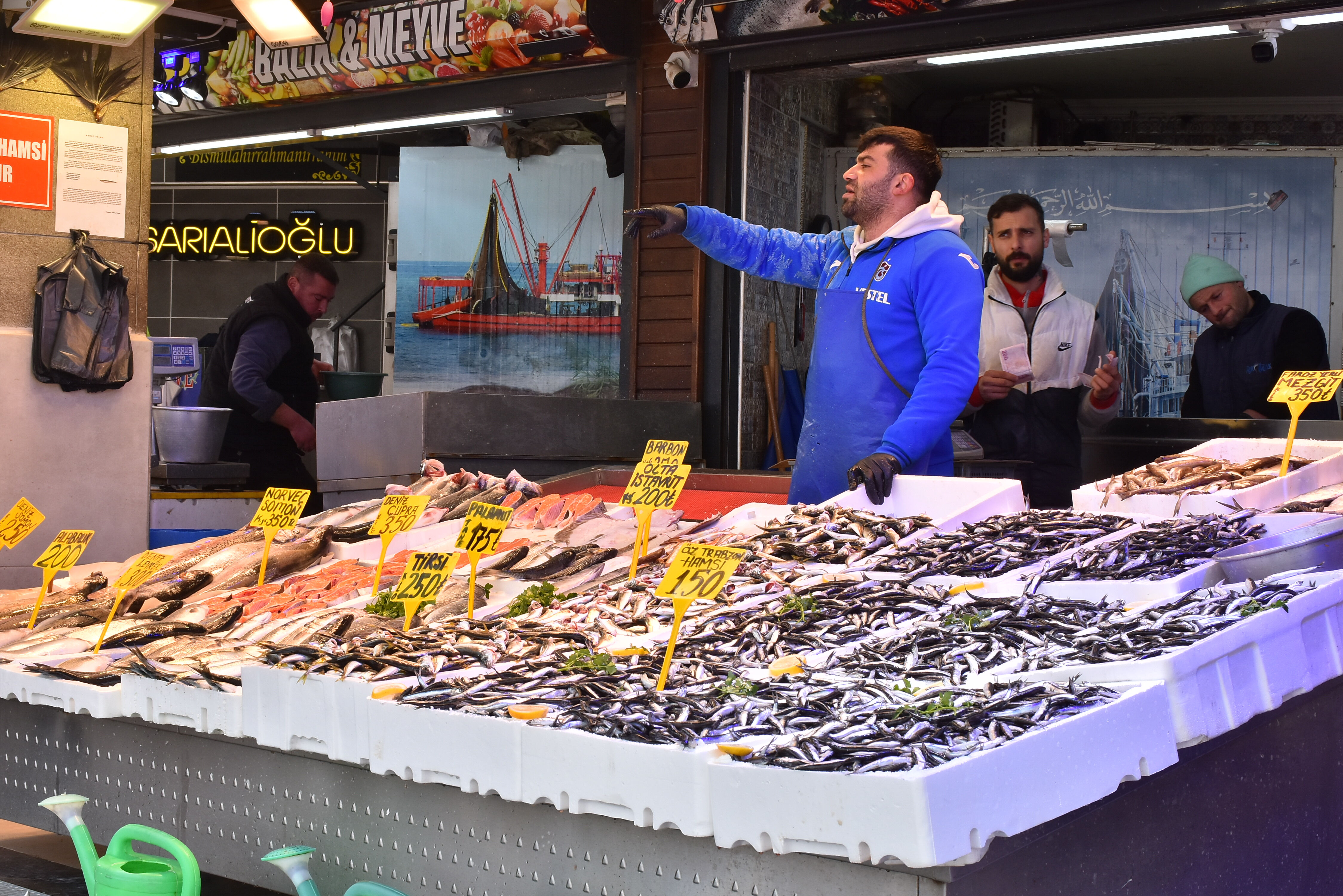 Tezgahtaki fiyatlar artıyor: En ucuzunun kilosu 150 TL! Balık pazarına hava muhalefeti - 1. Resim