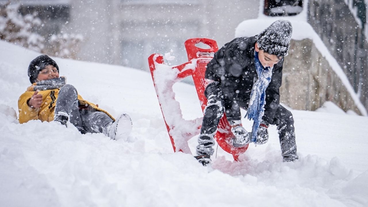 Hangi illerde okullar tatil? İstanbul dahil birçok kentte eğitime kar engeli! Valilikler peş peşe duyurdu Yarın hangi illerde okullar tatil? Eğitime kar engeli! Valilikler peş peşe  açıklıyor | Türkiye Gazetesi