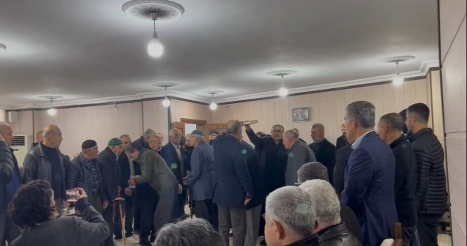 Yer: Batman! Onlarca kişi Kur'an-ı Kerim'in altından geçip... Yer: Batman! Onlarca kişi Kur'an-ı Kerim'in altından geçip... - 2. Resim