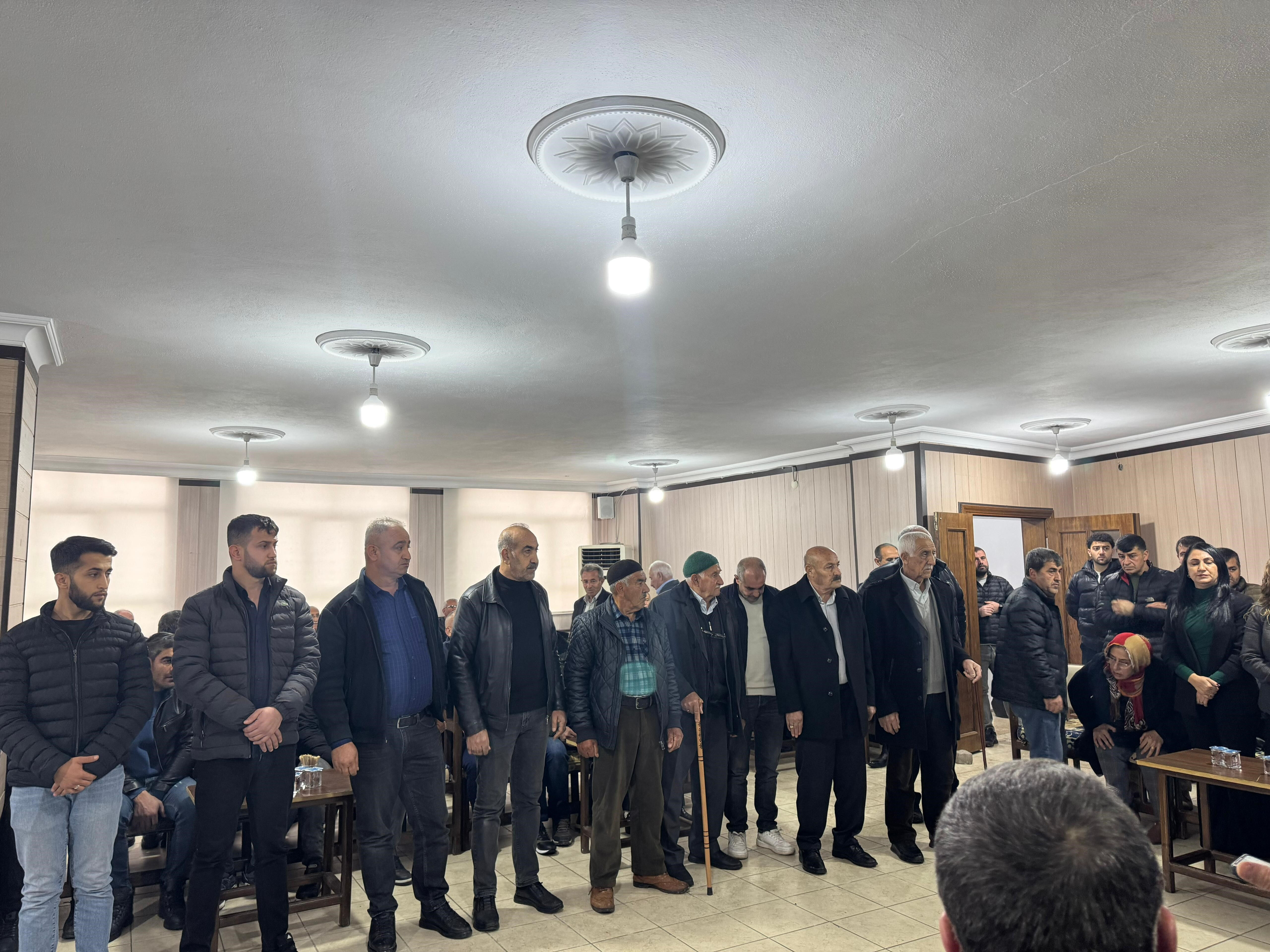 Yer: Batman! Onlarca kişi Kur'an-ı Kerim'in altından geçip... Yer: Batman! Onlarca kişi Kur'an-ı Kerim'in altından geçip... - 3. Resim