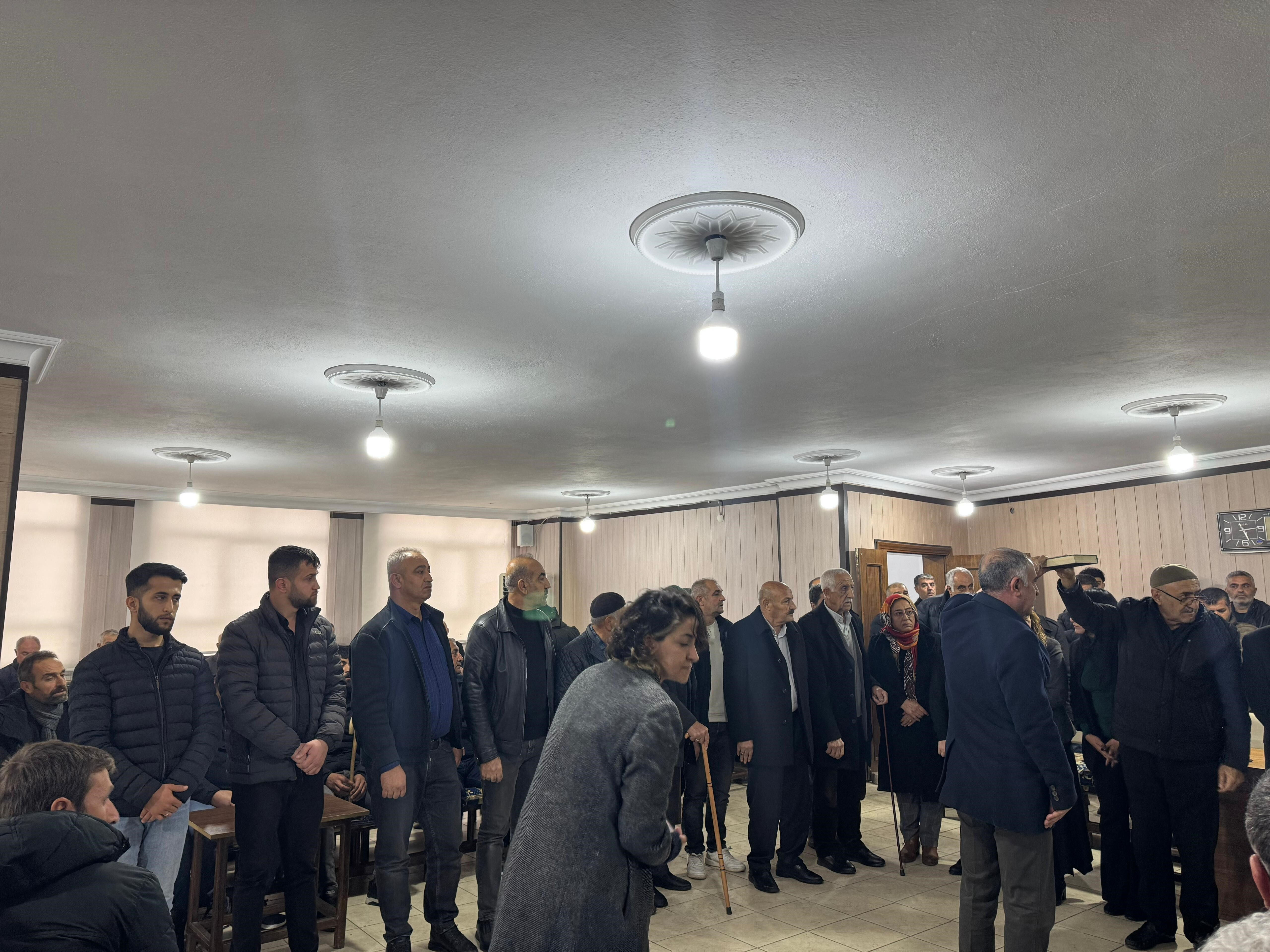 Yer: Batman! Onlarca kişi Kur'an-ı Kerim'in altından geçip... Yer: Batman! Onlarca kişi Kur'an-ı Kerim'in altından geçip... - 1. Resim