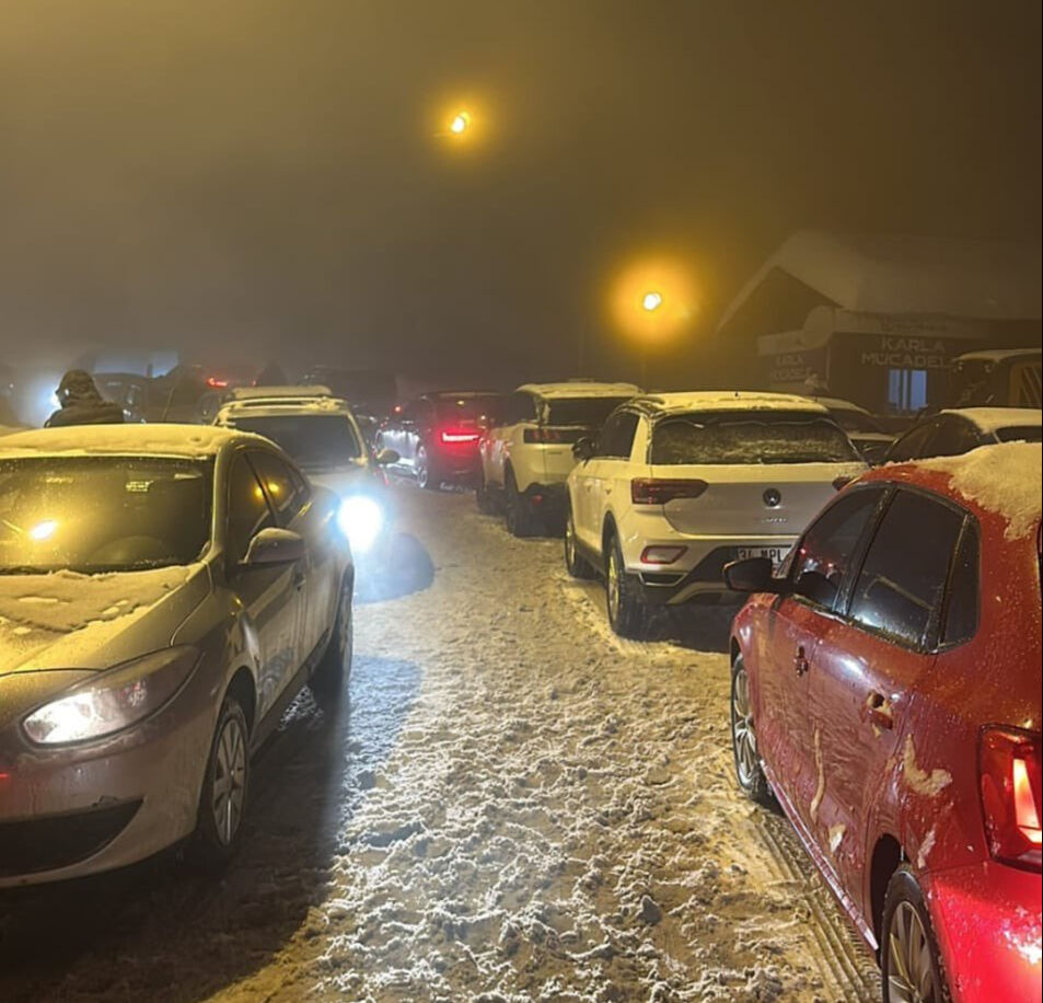 Yoğun kar yağışı yolu kapattı! Kartepe'de onlarca vatandaş aracında mahsur kaldı Yoğun kar yağışı yolu kapattı! Kartepe'de onlarca vatandaş aracında mahsur kaldı - 1. Resim
