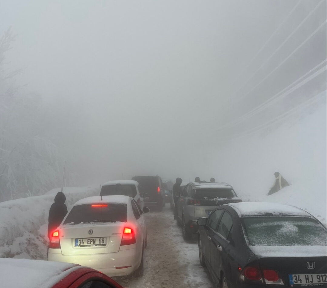 Yoğun kar yağışı yolu kapattı! Kartepe'de onlarca vatandaş aracında mahsur kaldı Yoğun kar yağışı yolu kapattı! Kartepe'de onlarca vatandaş aracında mahsur kaldı - 2. Resim