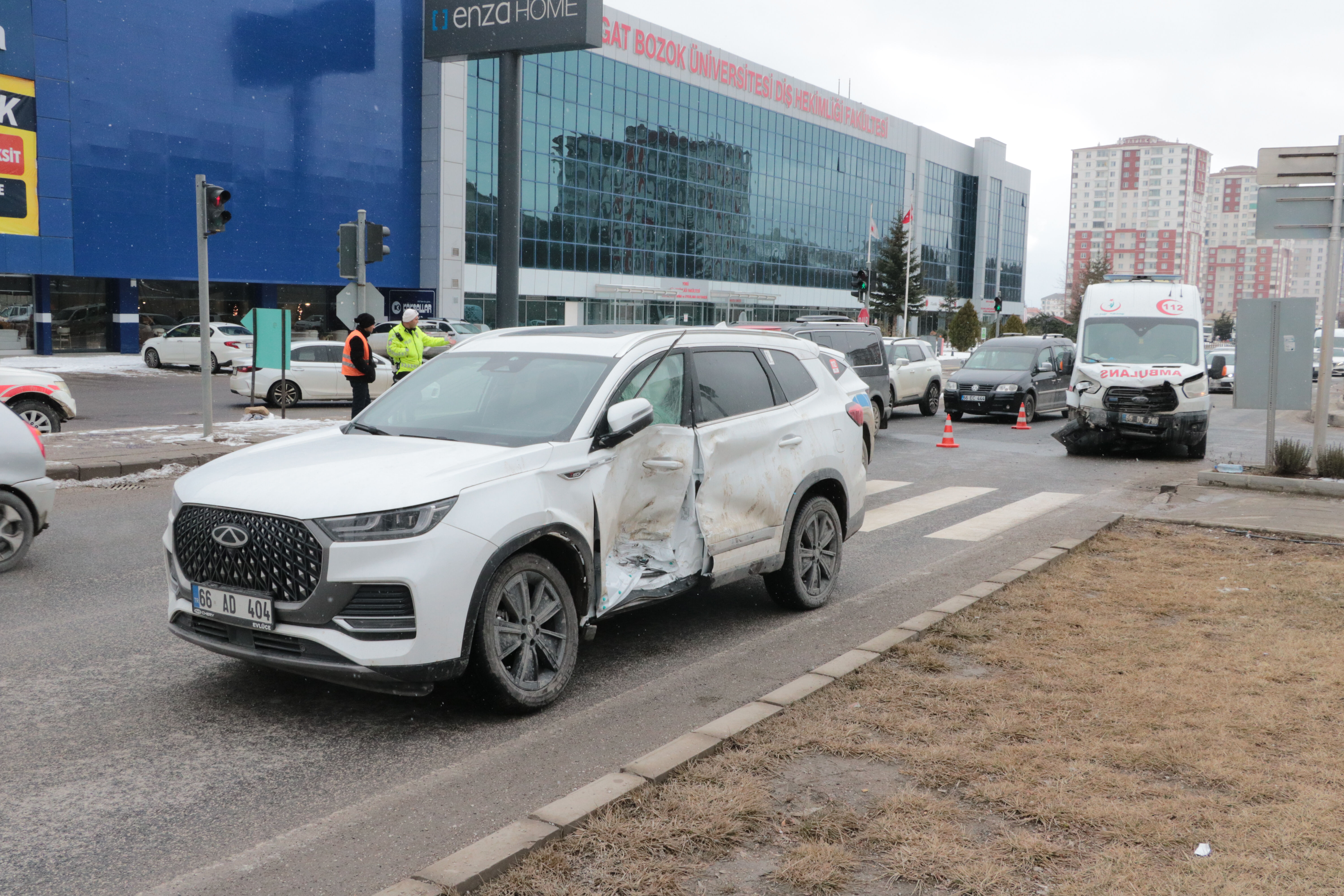 Yozgat'ta feci kaza! Ambulansla otomobil çarpıştı: Yaralılar var - 1. Resim