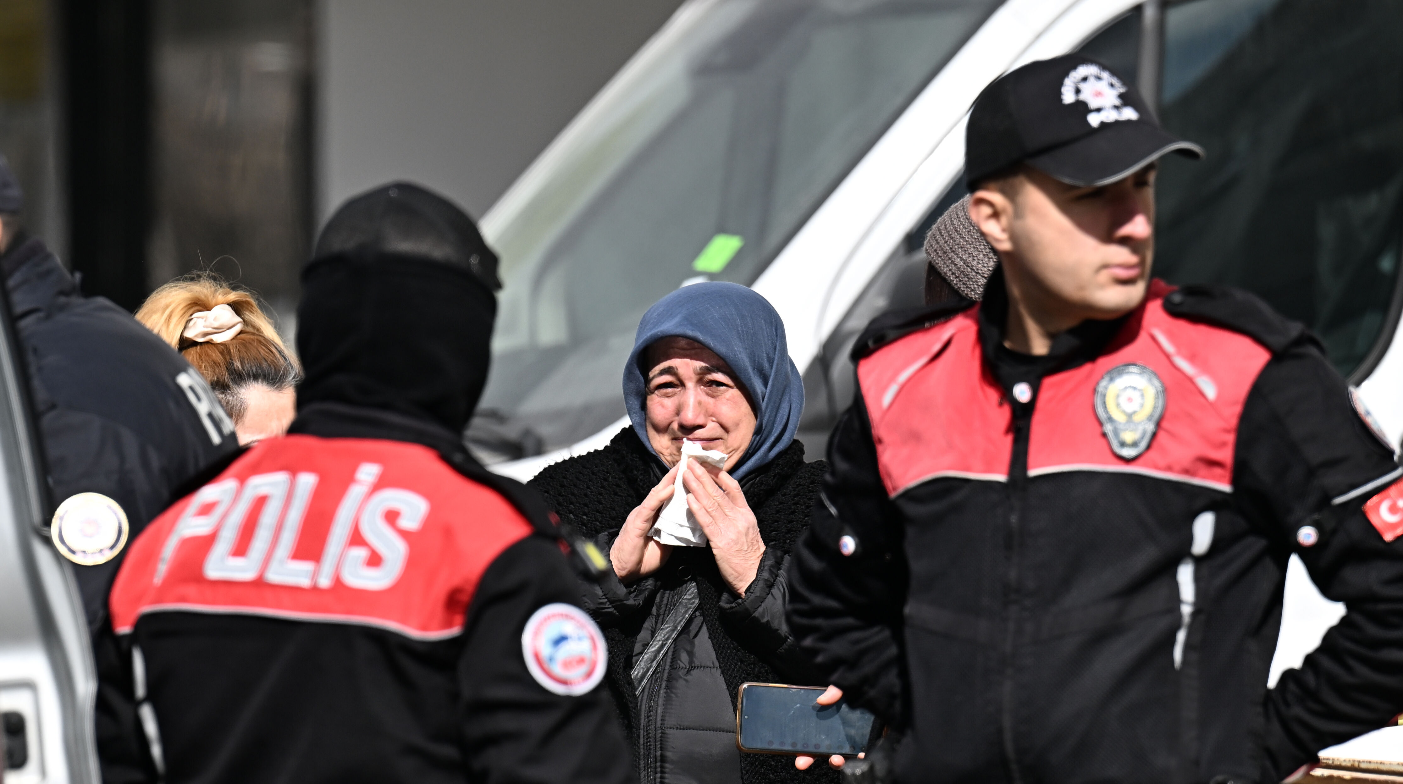 2 çocuğunu bileklerini keserek öldüren kadının son sözleri kan dondurdu! "Tehdit ediliyorum" demiş - 1. Resim