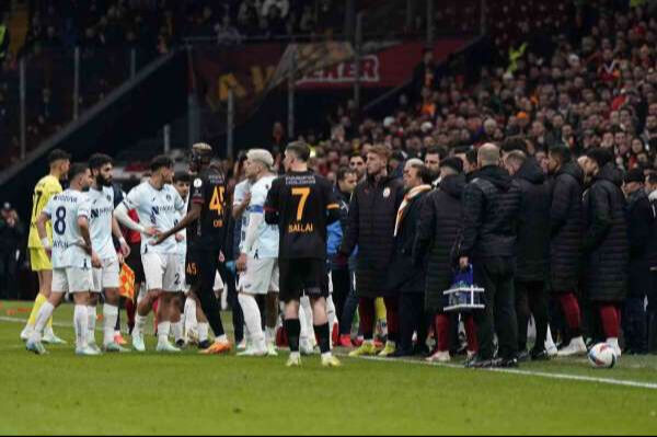 Adana Demirspor neden maçtan çekildi? Galatasaray Adana Demirspor maçı yarıda kaldı Adana Demirspor neden maçtan çekildi? Galatasaray Adana Demirspor maçı yarıda kaldı - 3. Resim