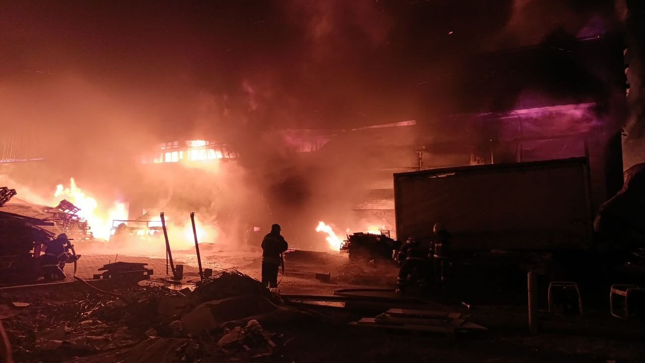 Afyonkarahisar'da fabrika yangını! Çok sayıda itfaiye ekibi sevk edildi - 1. Resim