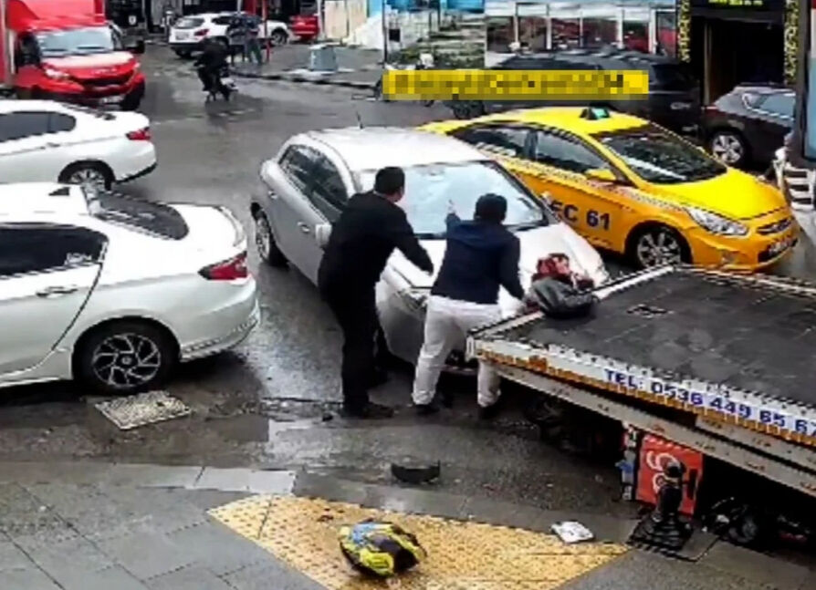 Aynasını kıran kuryeyi aracıyla ezen sürücü tutuklandı! Son sözleri de işe yaramadı Aynasını kıran kuryeyi aracıyla ezen sürücü tutuklandı! Son sözleri de işe yaramadı - 1. Resim