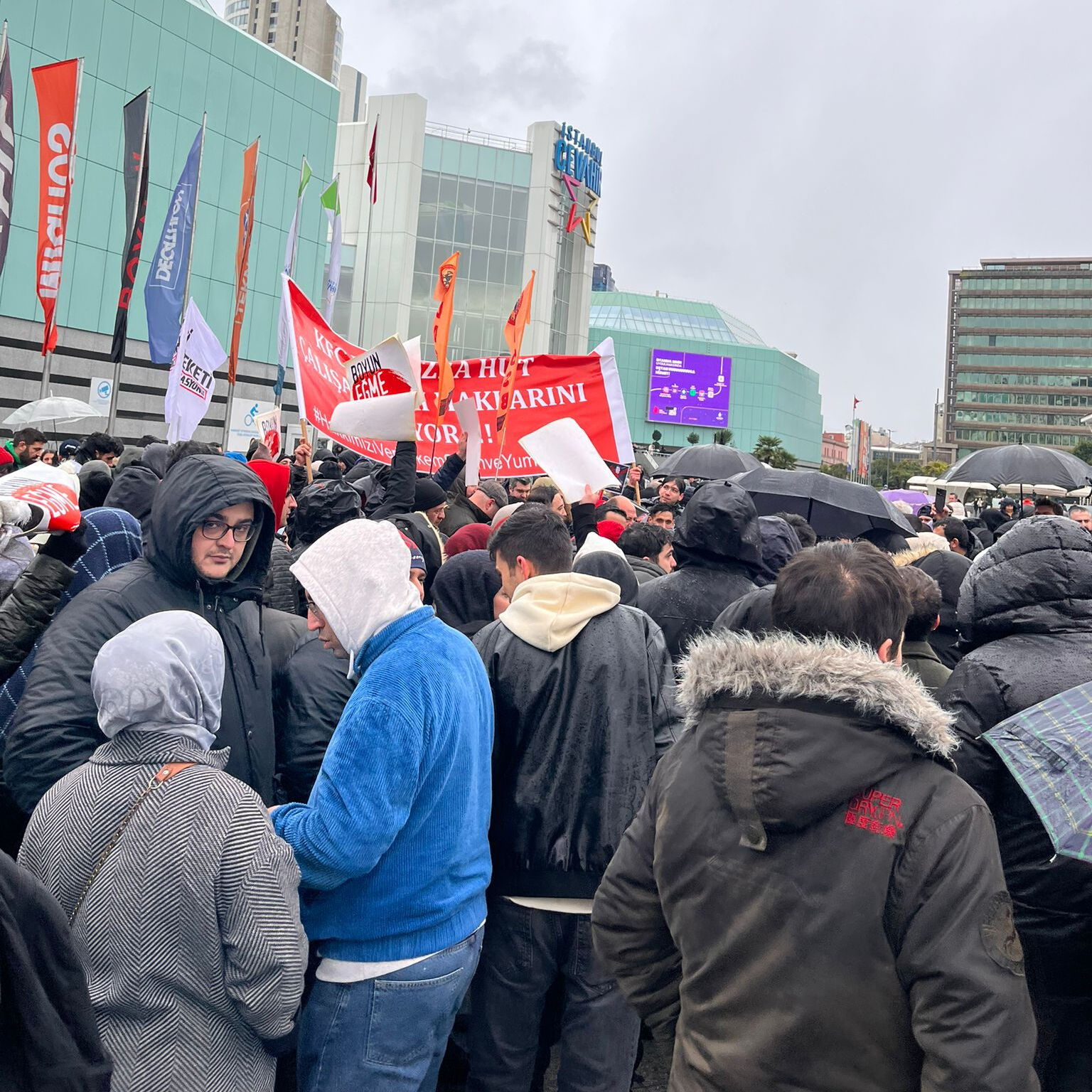Binlerce kişi işsiz kaldı! Türkiye genelinde protesto: KFC ve Pizza Hut çalışanları haklarını arıyor - 1. Resim
