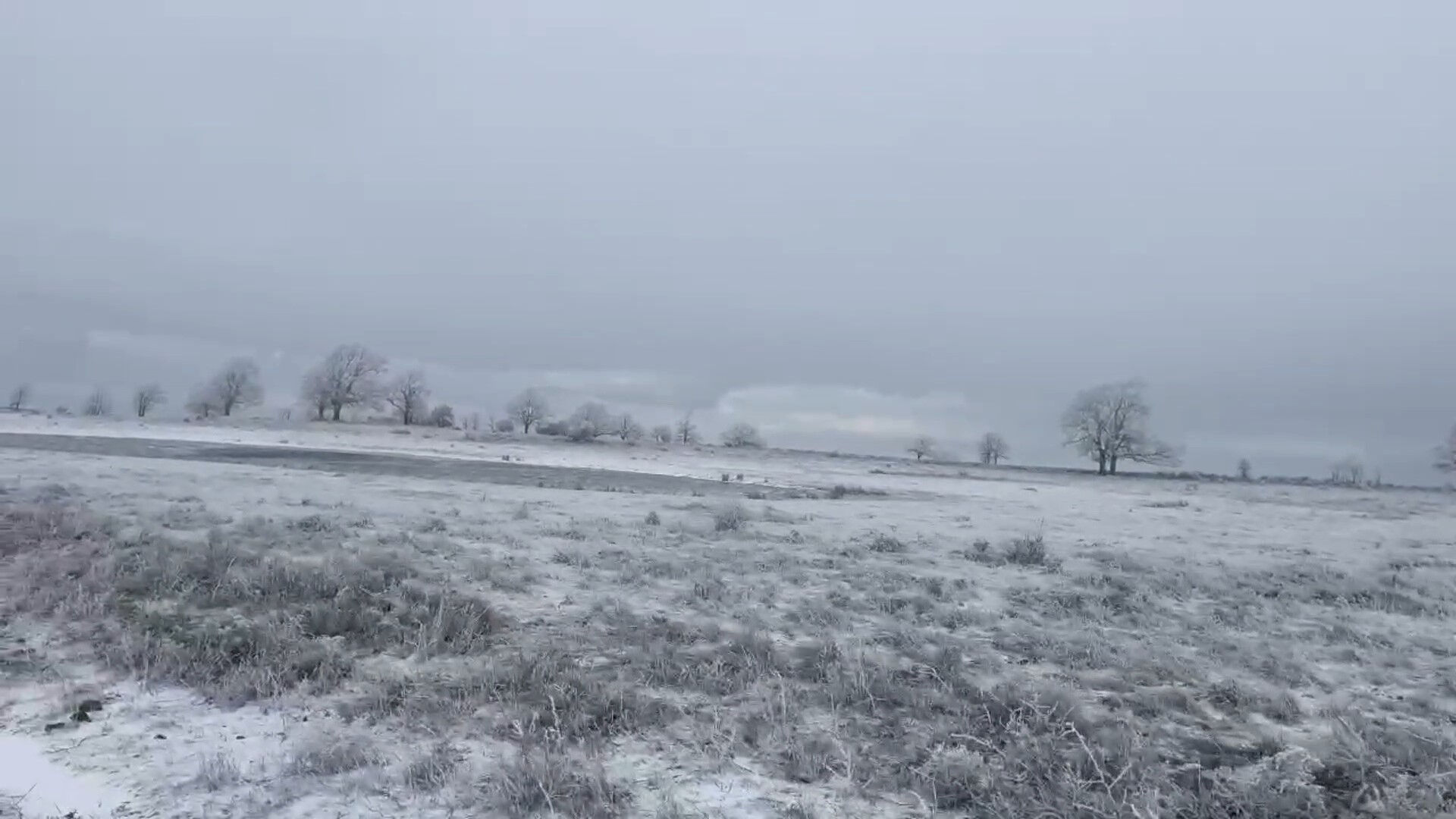 Bir mahalle, iki mevsim! Aralarında çok kısa mesafe var, görenler şaşkına dönüyor Bir mahalle, iki mevsim! Aralarında çok kısa mesafe var, görenler şaşkına dönüyor - 3. Resim