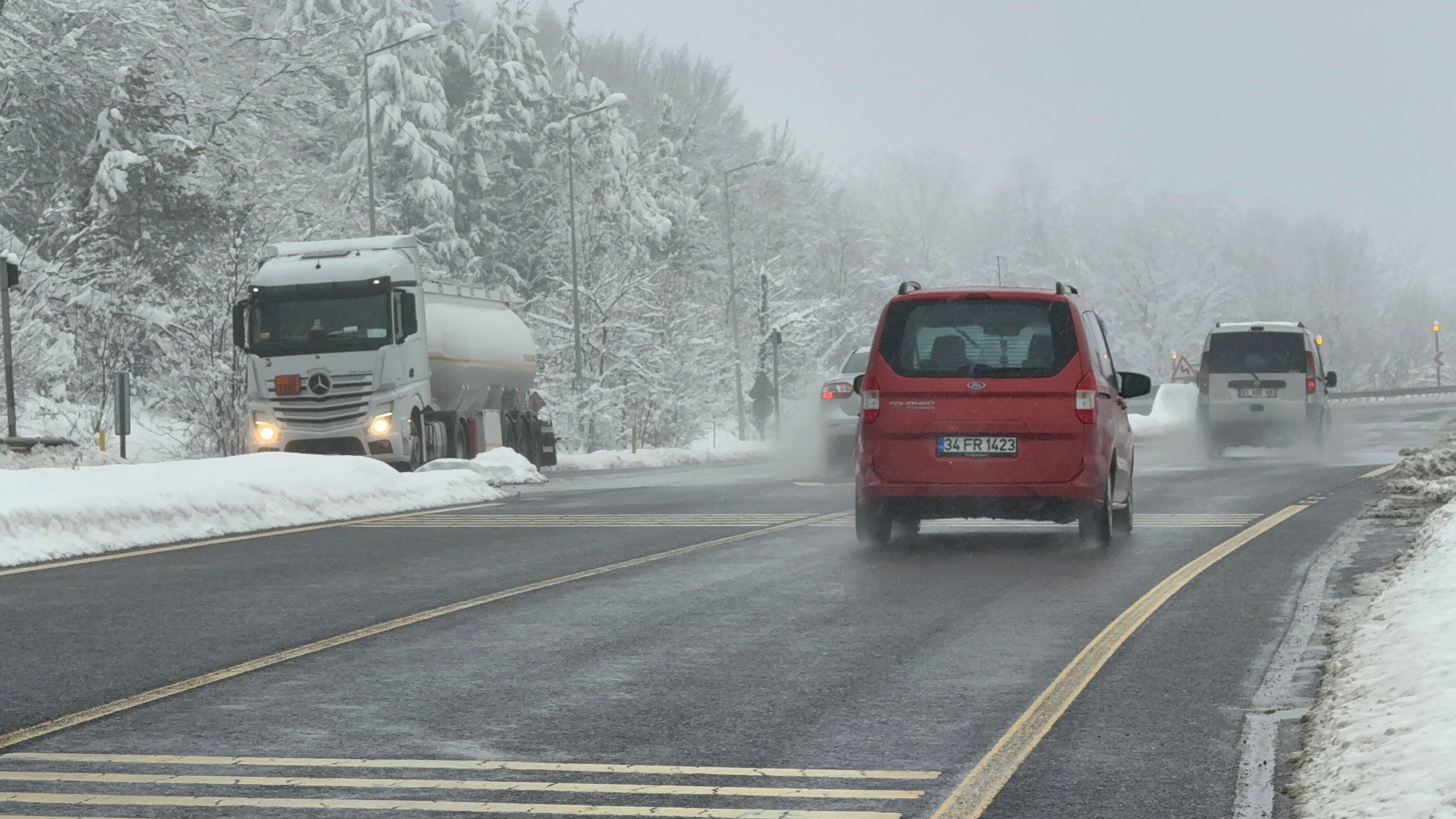 Bolu Dağı'nı sis kapladı! Görüş mesafesi düştü, sürücüler zor anlar yaşadı Bolu Dağı'nı sis kapladı! Görüş mesafesi düştü, sürücüler zor anlar yaşadı - 1. Resim