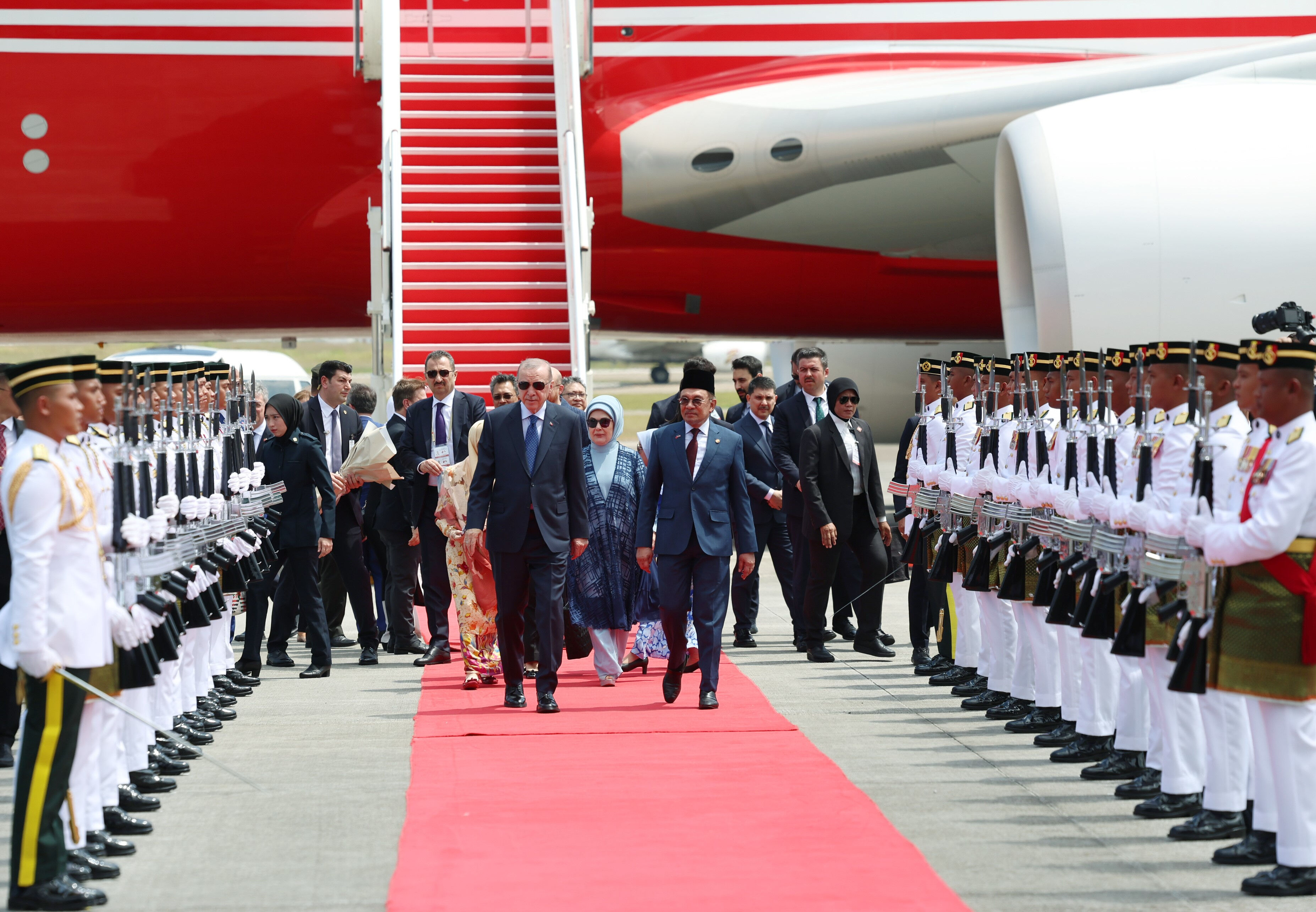 Cumhurbaşkanı Erdoğan Malezya’da: Fahri Doktora Beratı takdim edildi! "Ortak tarihimiz işbirliğimizi ileriye taşıyacak" Cumhurbaşkanı Erdoğan Malezya’da! Fahri Doktora Beratı takdim edildi - 1. Resim