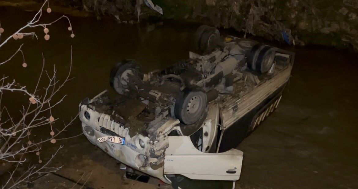 Direksiyon başında uyuyakalan alkollü sürücü dereye uçtu - 3. Resim