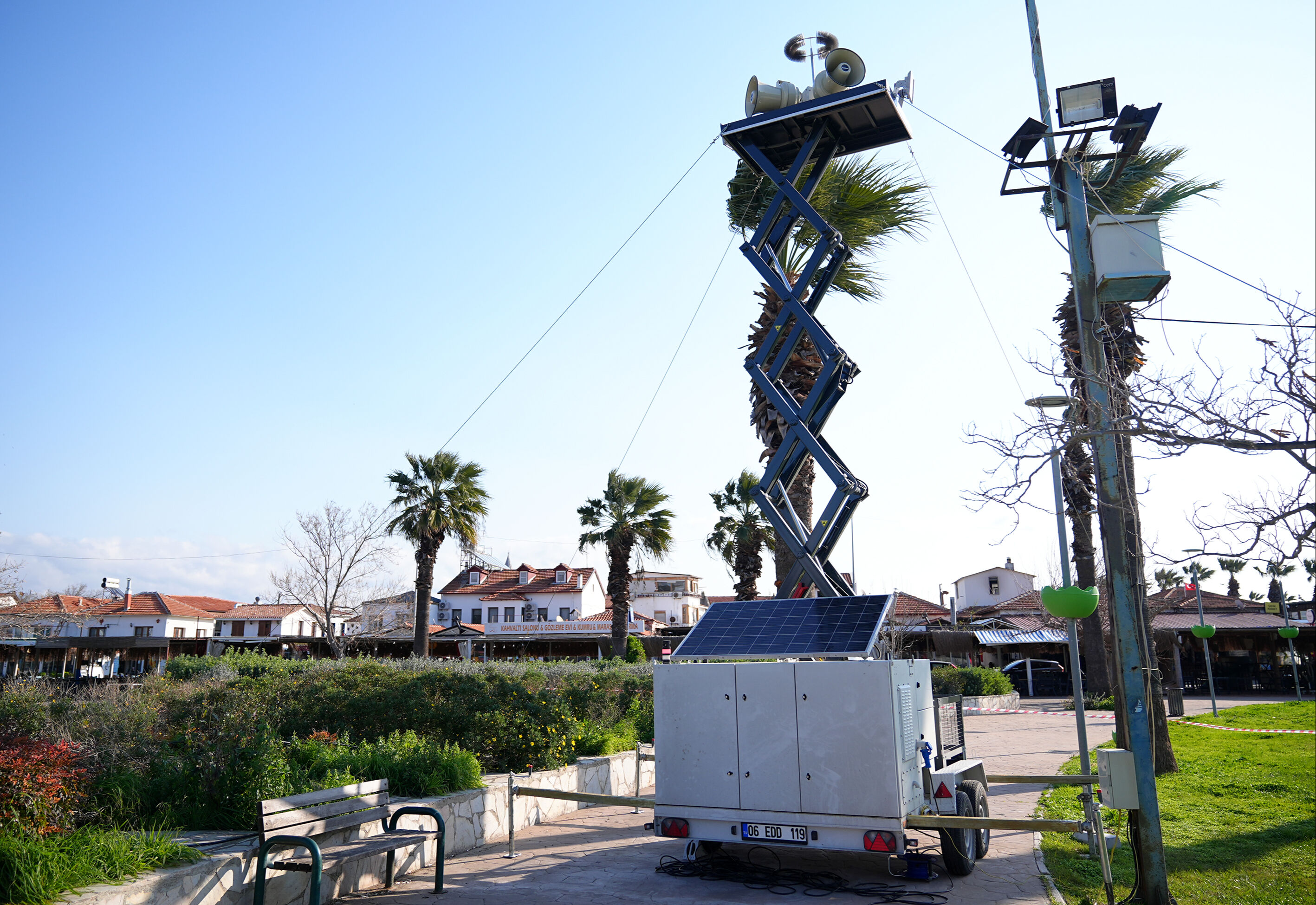Ege'de bir şiddetli deprem daha oldu! İzmir'de mobil siren sistemi kuruldu Ege'de bir şiddetli deprem daha oldu! İzmir'de mobil siren sistemi kuruldu - 1. Resim
