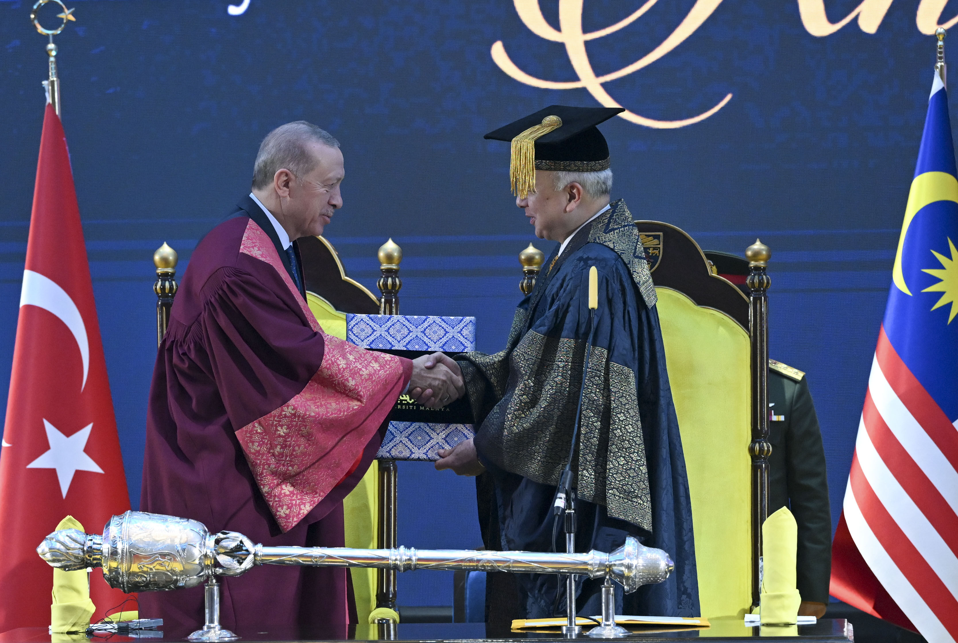 Cumhurbaşkanı Erdoğan, İsrail'e 'Gücünüz yetmez' diyerek seslendi: Bu faturayı mutlaka ama mutlaka ödemeli Erdoğan'dan Malezya'da Gazze mesajı: İsrail bu faturayı muhakkak ödemeli - 2. Resim