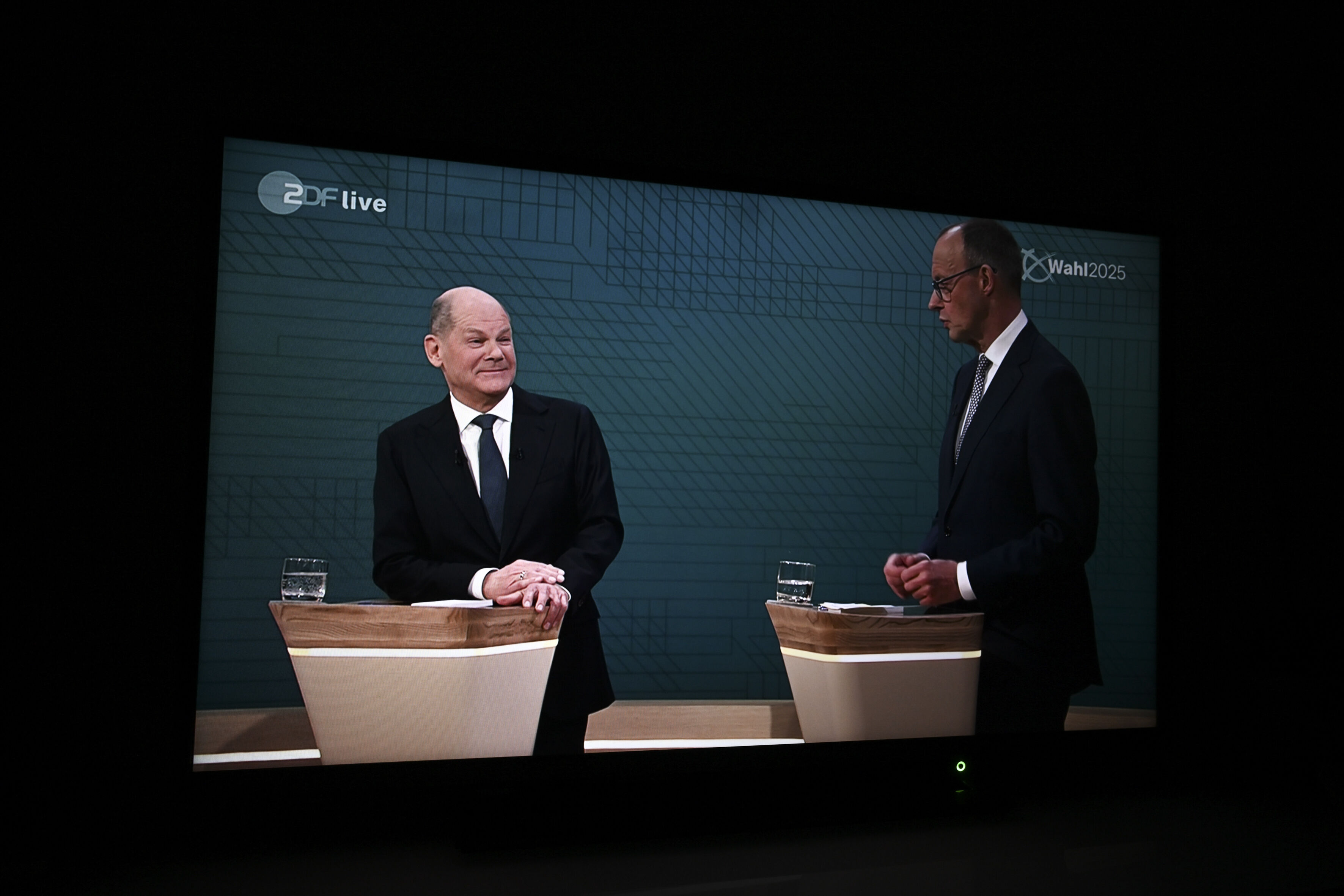 Erken seçim öncesi 2 lider arasında düello! Scholz ile muhalefet lideri televizyonda karşı karşıya geldi - 1. Resim