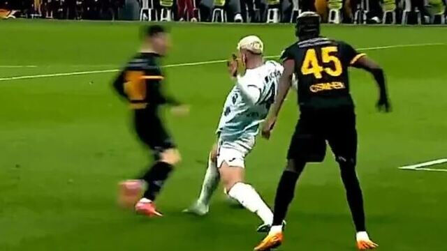 Galatasaray Adana Demirspor penaltı pozisyonu nasıldı? Penaltı kararı tartışmalara neden oldu Galatasaray Adana Demirspor penaltı pozisyonu nasıldı? Penaltı kararı tartışmalara neden oldu - 3. Resim