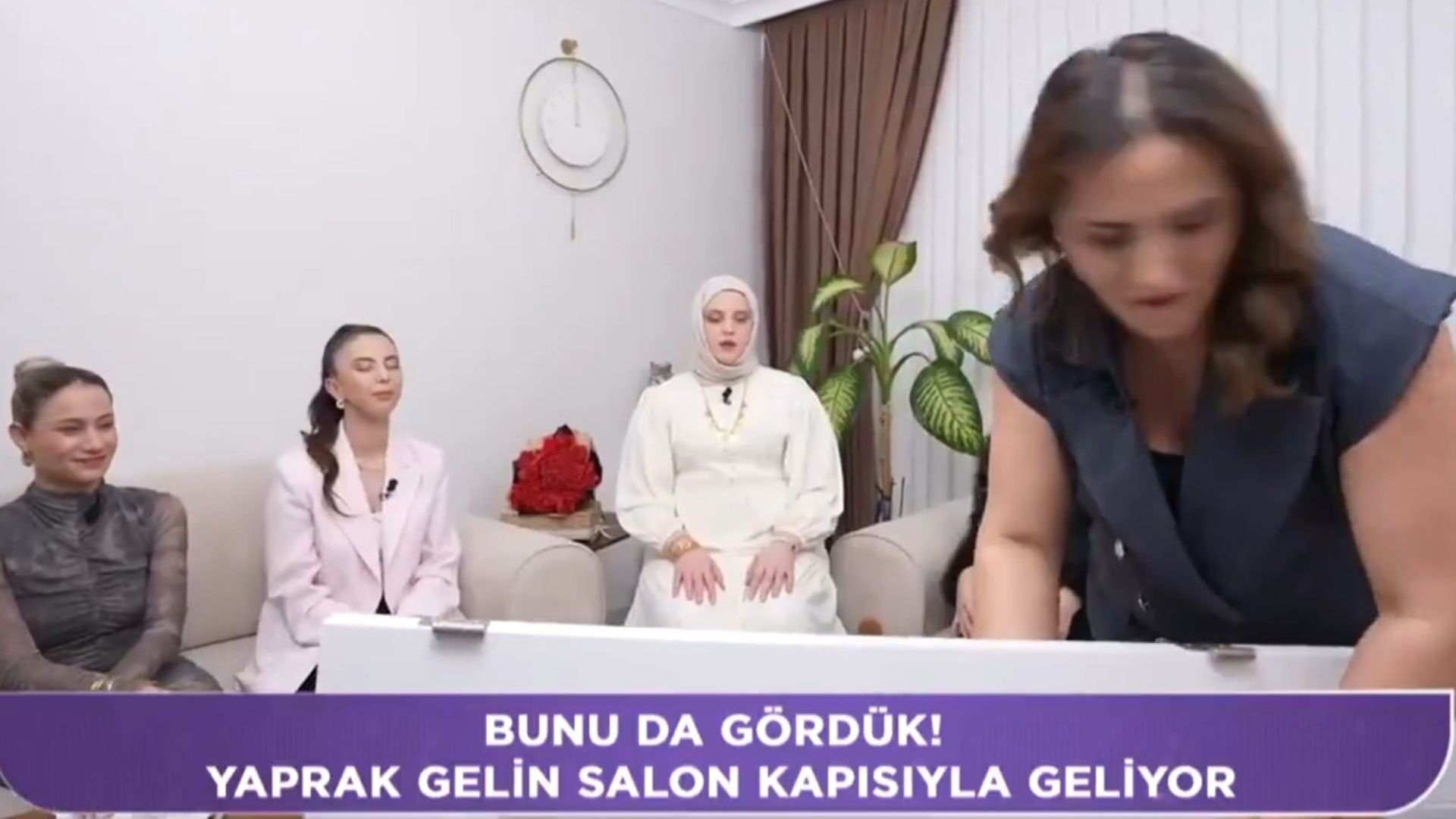 Gelin Evi yarışmasında şoke eden anlar! Kapıyı parçalayıp salona getirdi Gelin Evi yarışmasında şoke eden anlar! Kapıyı parçalayıp salona getirdi - 1. Resim