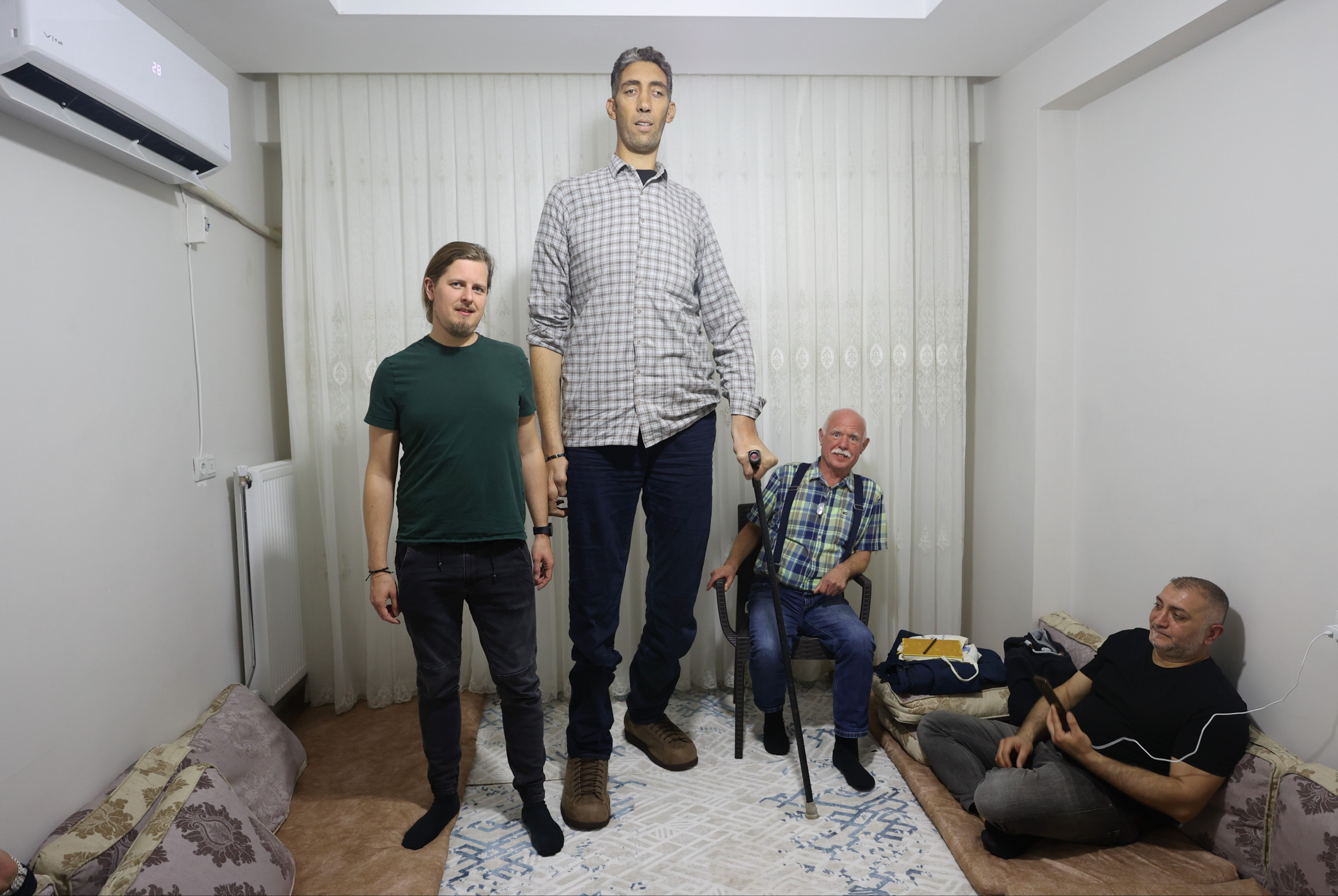 Guinness rekortmenine Almanya'dan teslimat! Yeni ayakkabılarıyla dünya yolculuğuna çıkacak Guinness rekortmenine Almanya'dan teslimat! Yeni ayakkabılarıyla dünya yolculuğuna çıkacak - 2. Resim