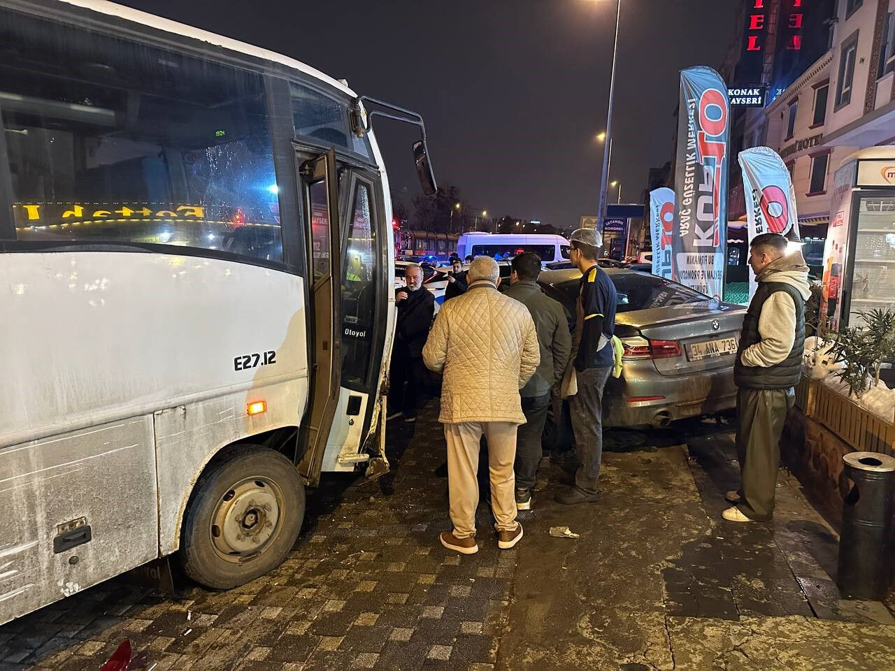 İşçi servisi kırmızı ışıkta bekleyen 5 araca çarptı, çok sayıda yaralı var - 1. Resim