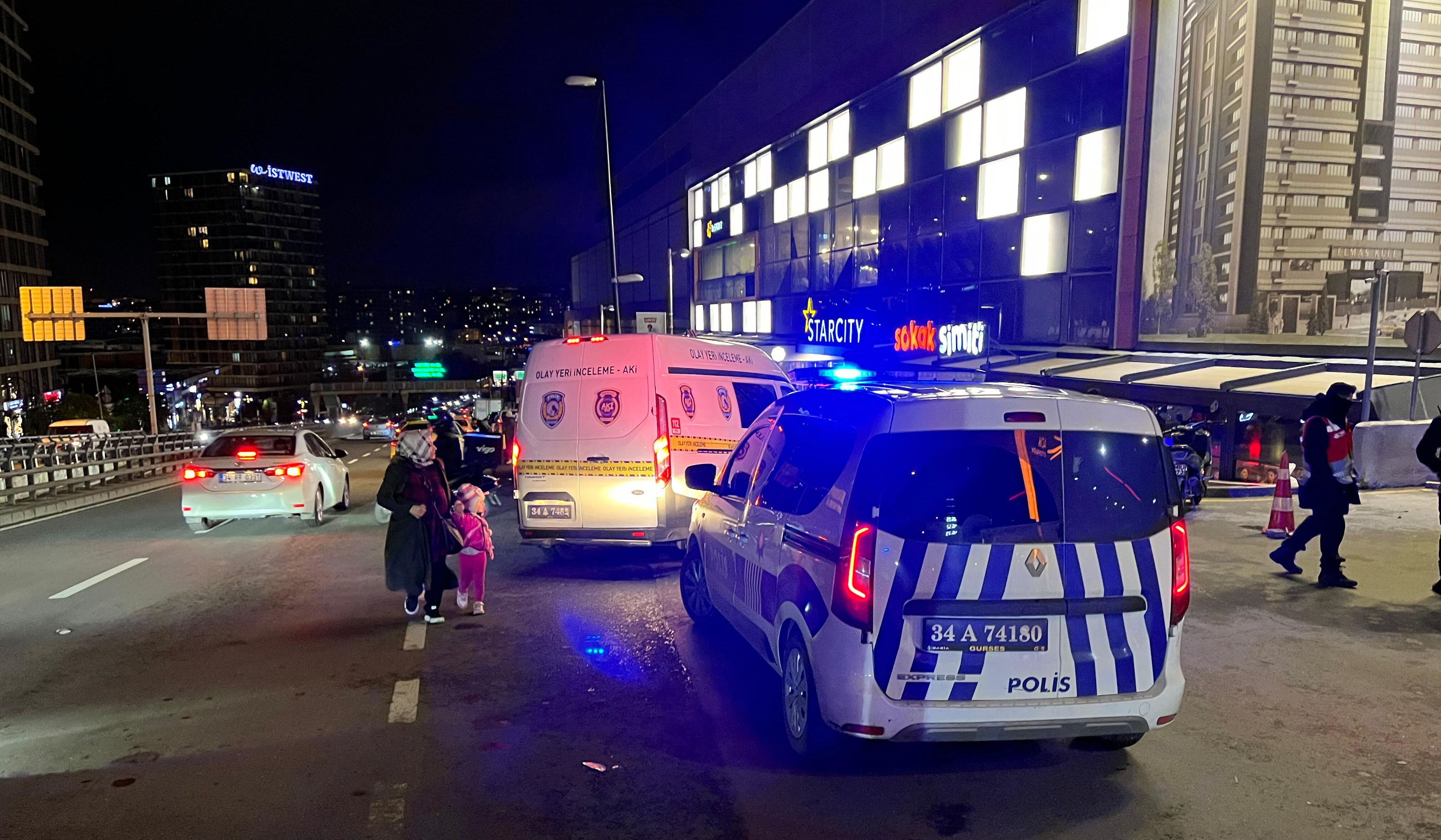 İstanbul'da AVM önünde silah sesleri! 1 kişi yaralandı - 1. Resim