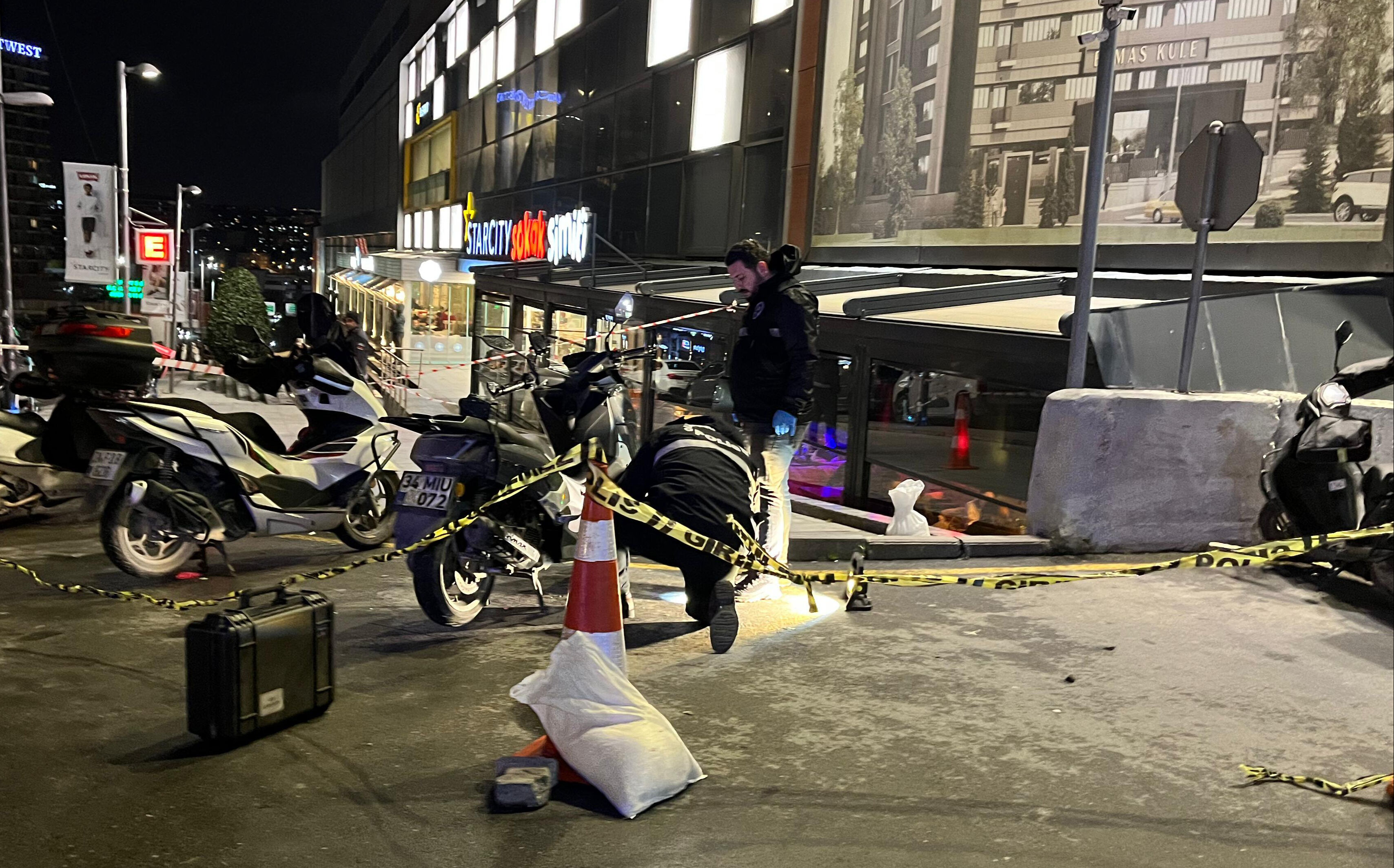 İstanbul'da AVM önünde silah sesleri! 1 kişi yaralandı - 2. Resim