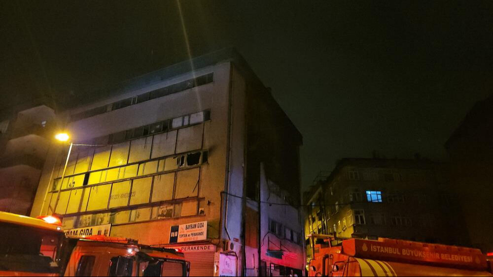 İstanbul'da sıcak saatler! Tekstil atölyesinde yangın çıktı - 1. Resim