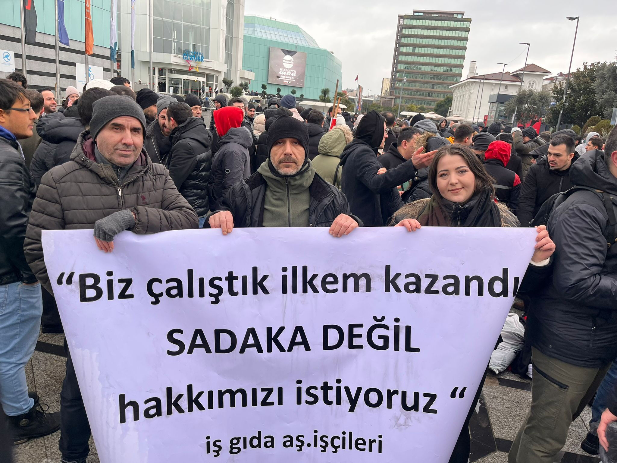Binlerce kişi işsiz kaldı! Türkiye genelinde protesto: KFC ve Pizza Hut çalışanları haklarını arıyor - 2. Resim