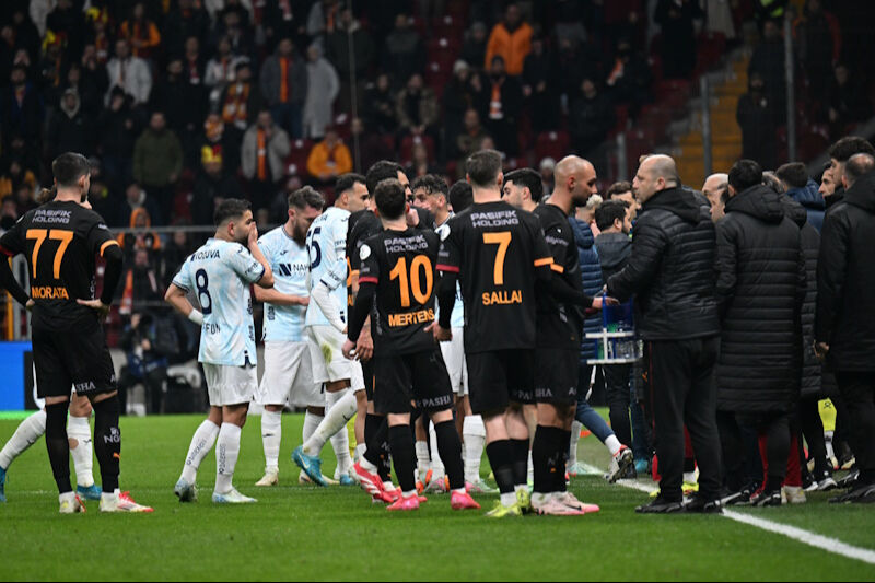 Sahadan çekilmenin cezası ne, Adana Demirspor ne kadar ceza alacak? Futbol Müsabaka Talimatı ile açıklandı Sahadan çekilmenin cezası ne, Adana Demirspor ne kadar ceza alacak? Futbol Müsabaka Talimatı ile açıklandı - 2. Resim