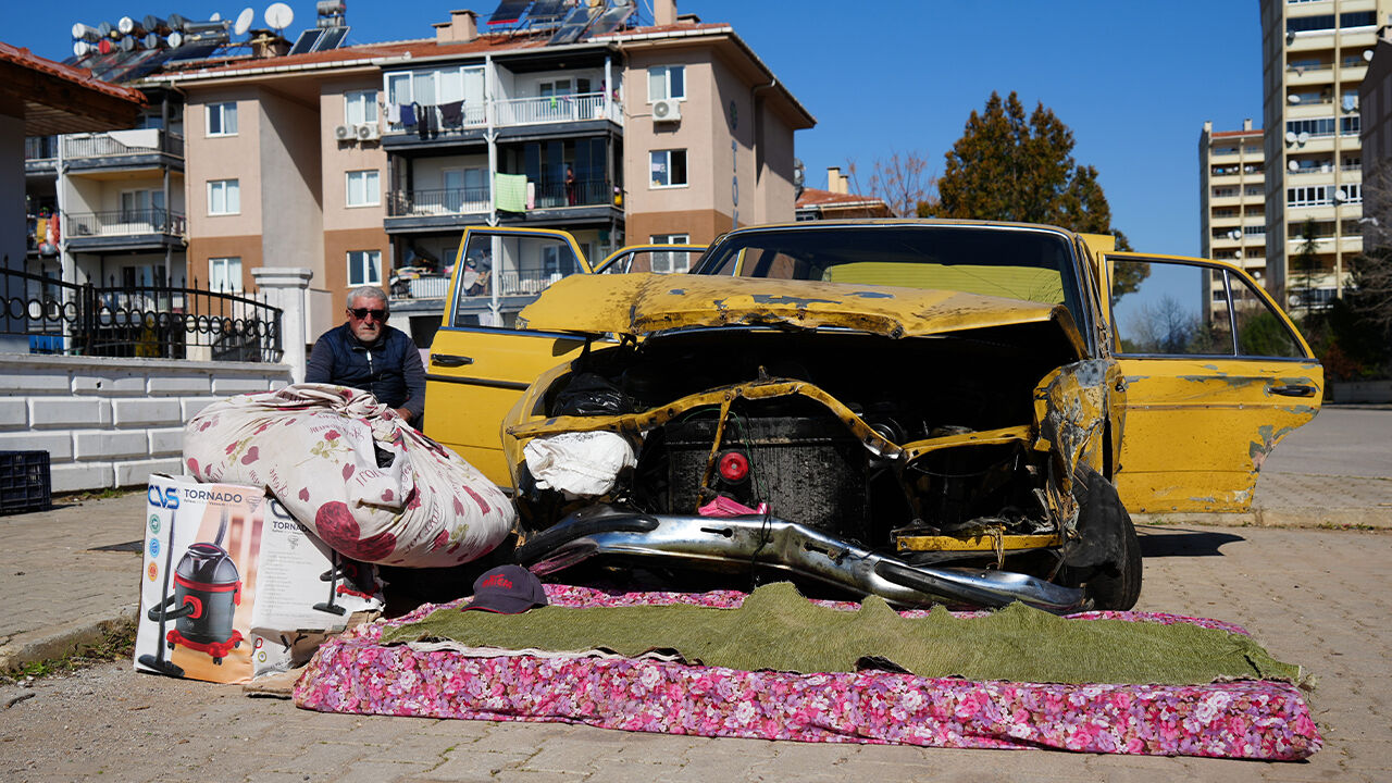Sosyal medyadan tanışıp evlendi, şimdi sokakta yatıyor! Anlattıkları hayrete düşürdü - 2. Resim