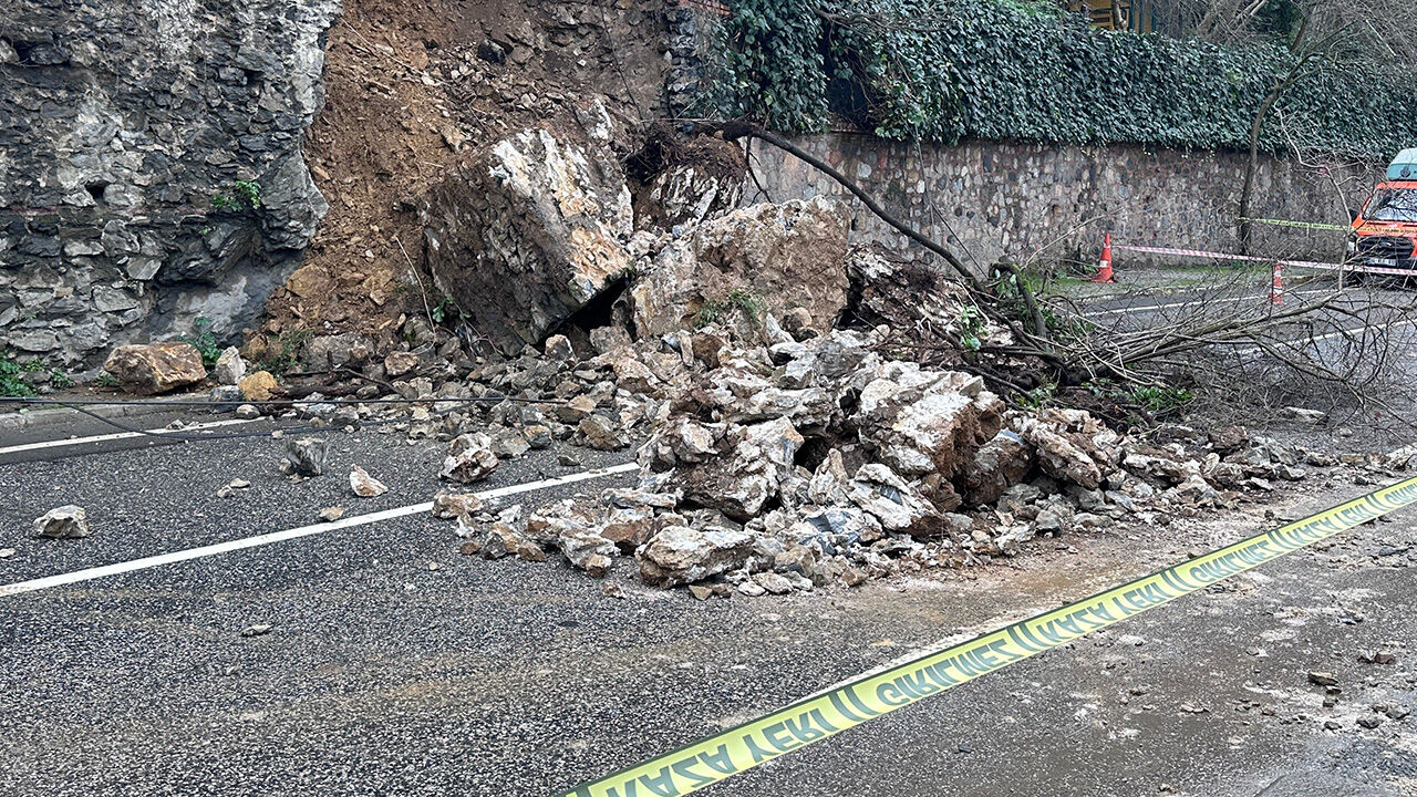 Üsküdar'da korku dolu anlar! İstinat duvarı çöktü Üsküdar'da korku dolu anlar! İstinat duvarı çöktü - 1. Resim