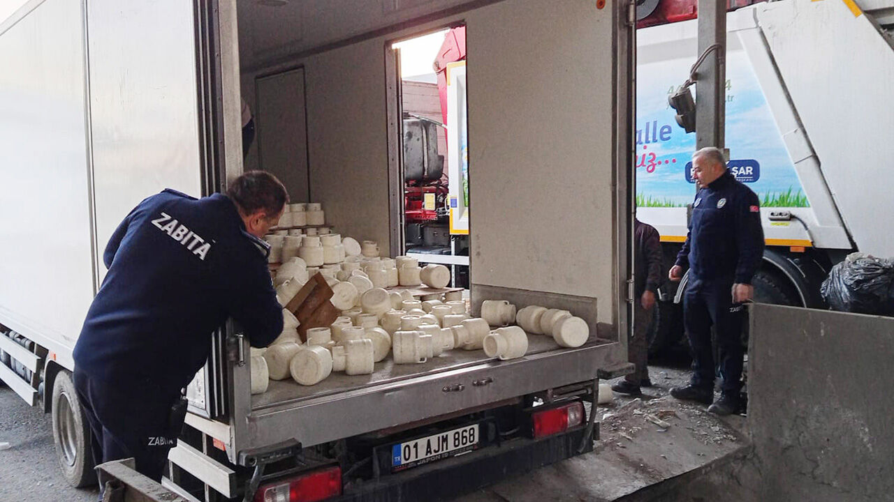 Vatandaşlara yedireceklerdi! Tam 9 ton bozuk peynir imha edildi - 1. Resim