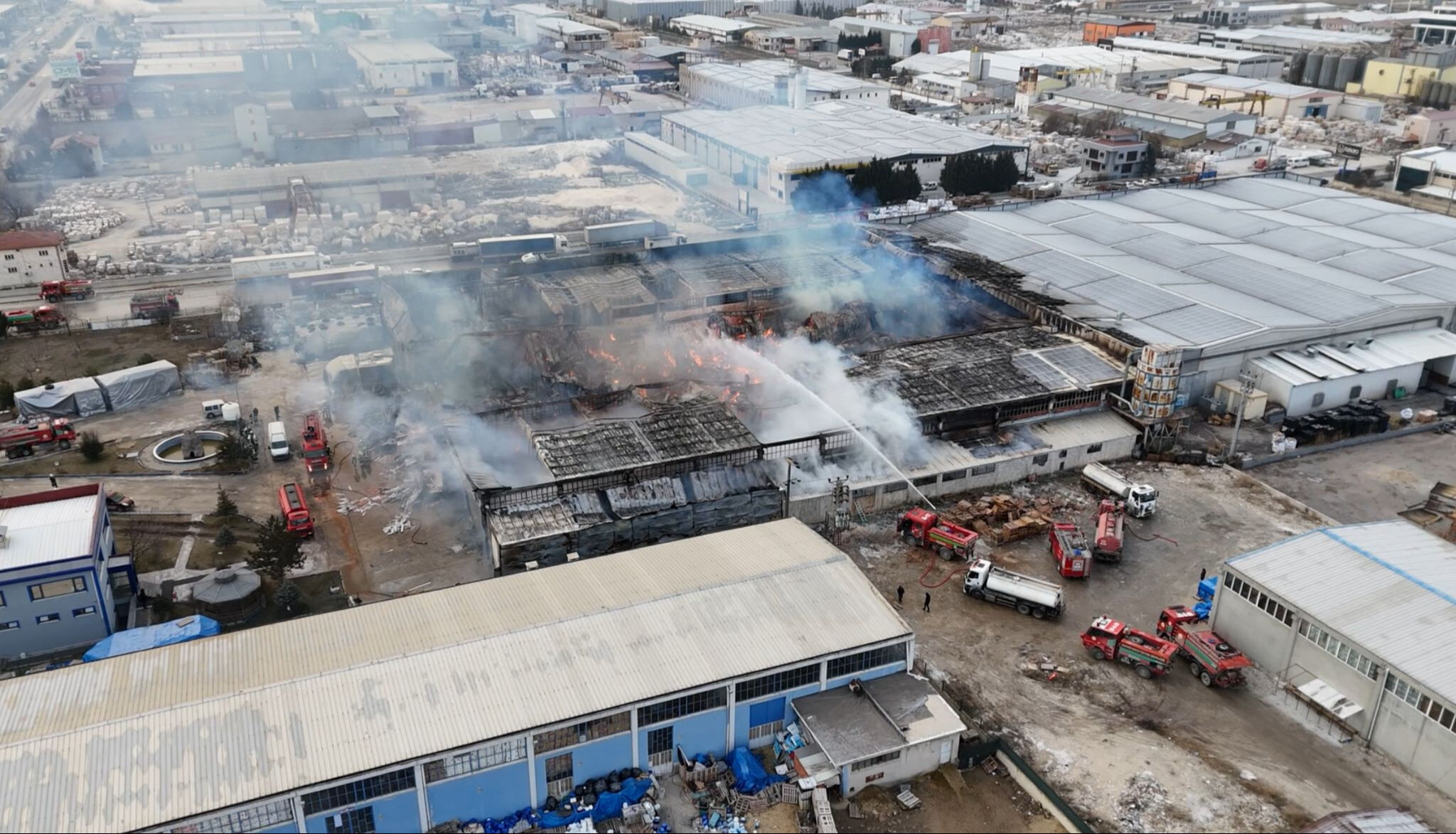 Afyonkarahisar'daki fabrika yangını 15 saat sonra kontrol altına alındı Afyonkarahisar'daki fabrika dünden beri yanıyor! Ekipler havadan müdahaleye geçti - 3. Resim