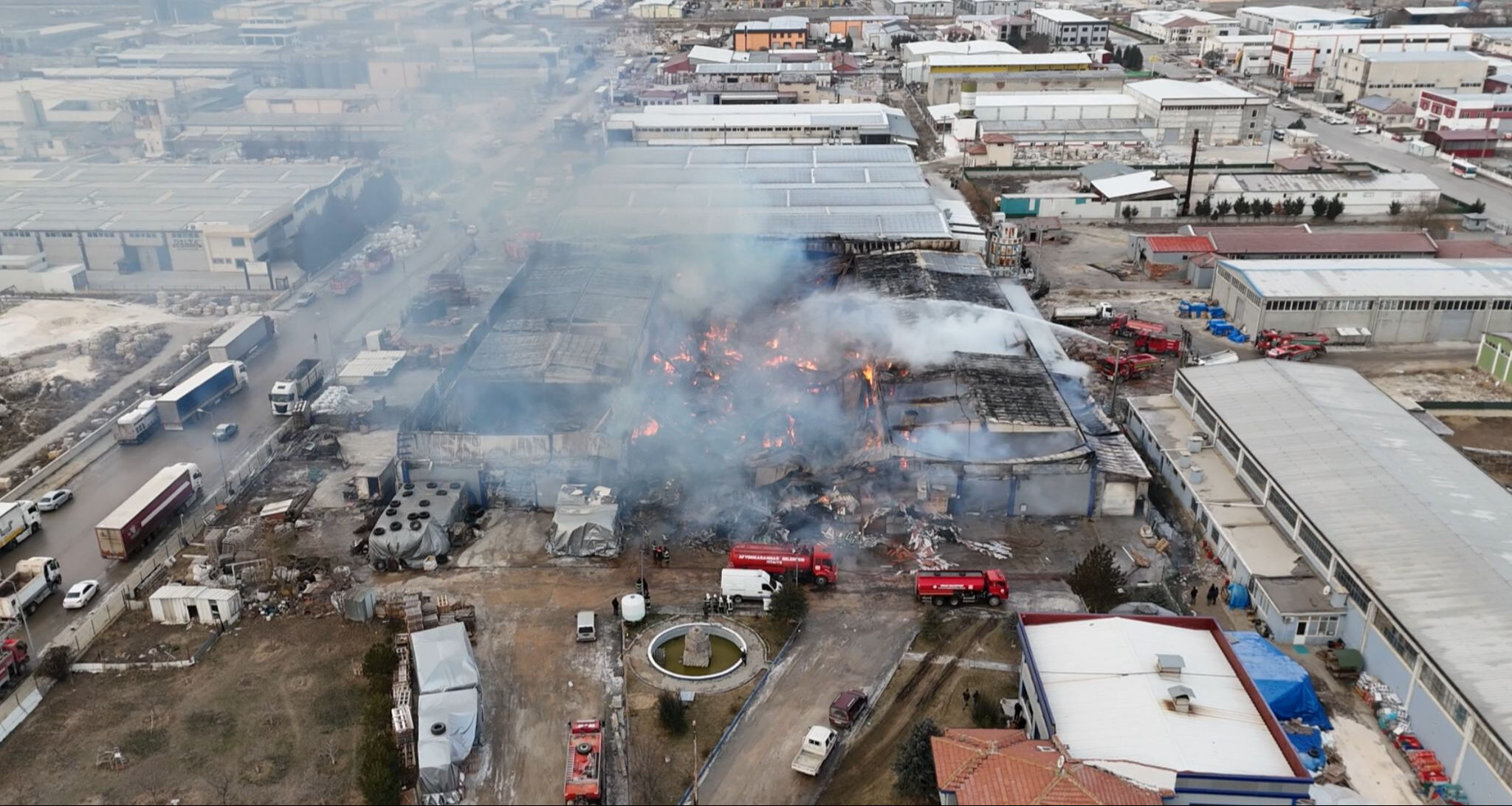 Afyonkarahisar'daki fabrika yangını 15 saat sonra kontrol altına alındı Afyonkarahisar'daki fabrika dünden beri yanıyor! Ekipler havadan müdahaleye geçti - 2. Resim