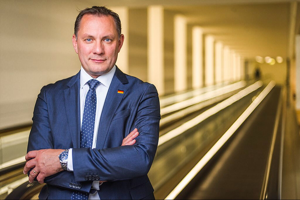 Almanya'da erken seçim öncesi ortalık karıştı! Protestoların hedefindeki aşırı sağcı AfD'den çarpıcı açıklama geldi - 1. Resim